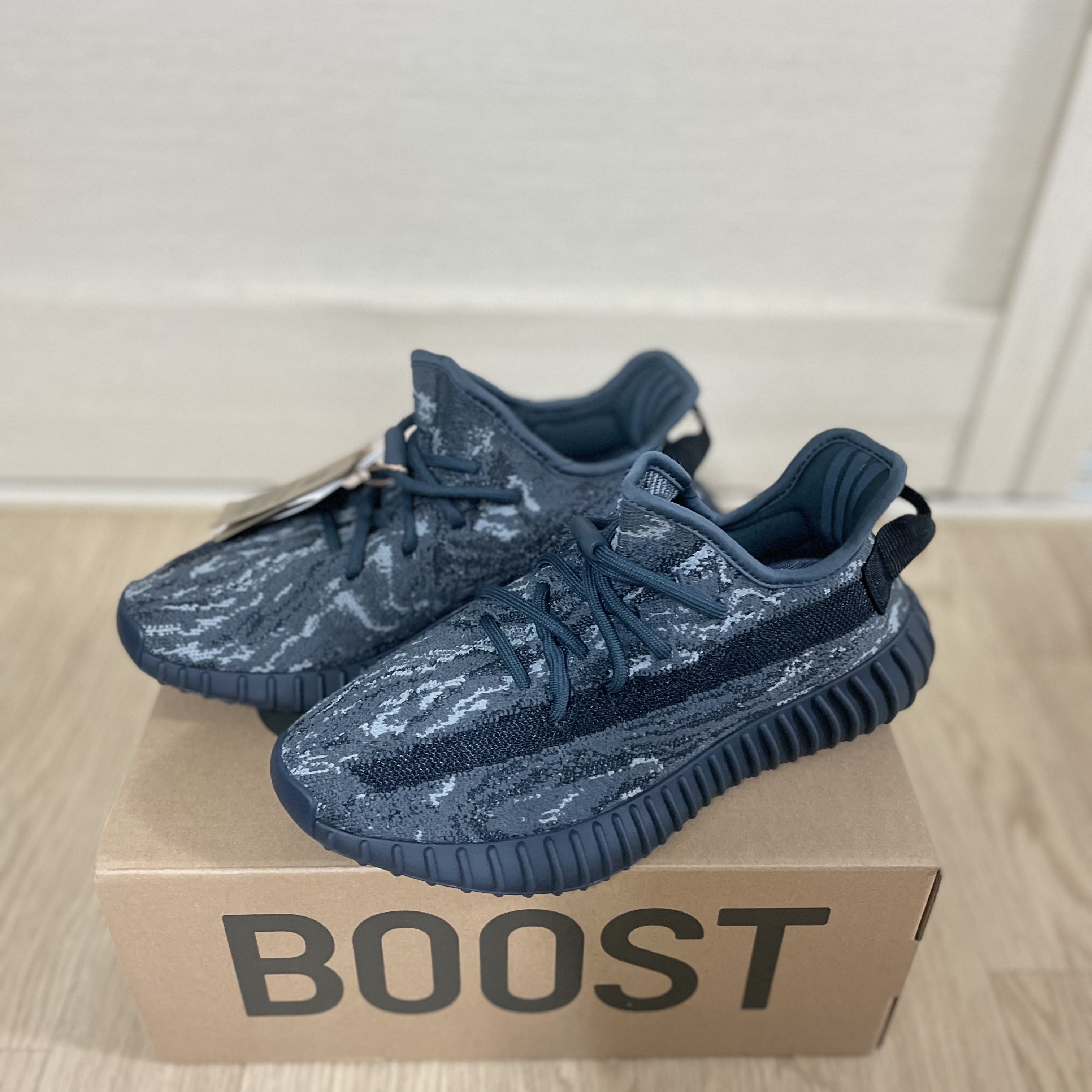 Adidas Yeezy Boost 350 V2 MX Dark Salt 착용 스타일 - 3
