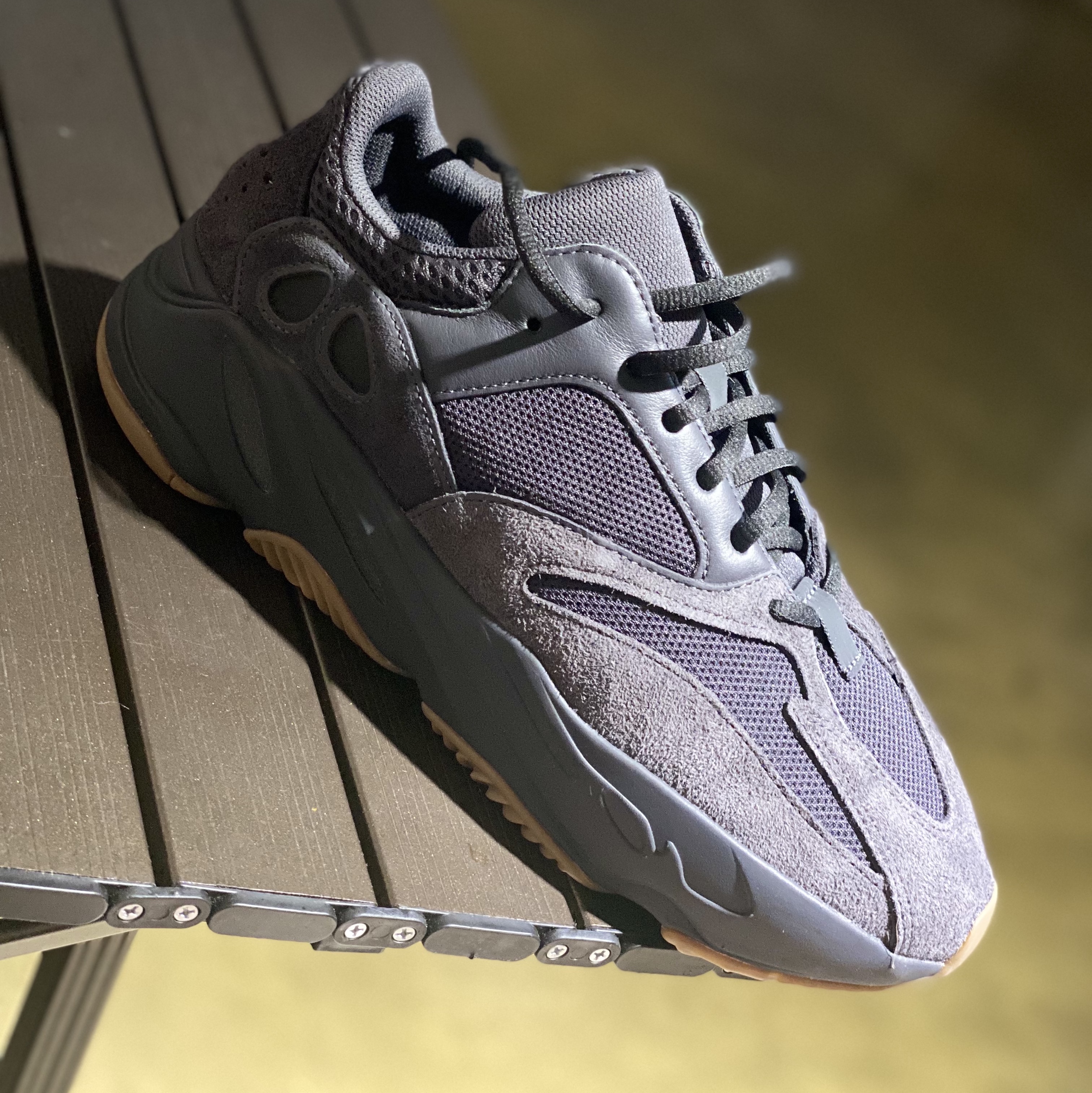 Adidas Yeezy Boost 700 Utility Black 2023 착용 스타일 - 1