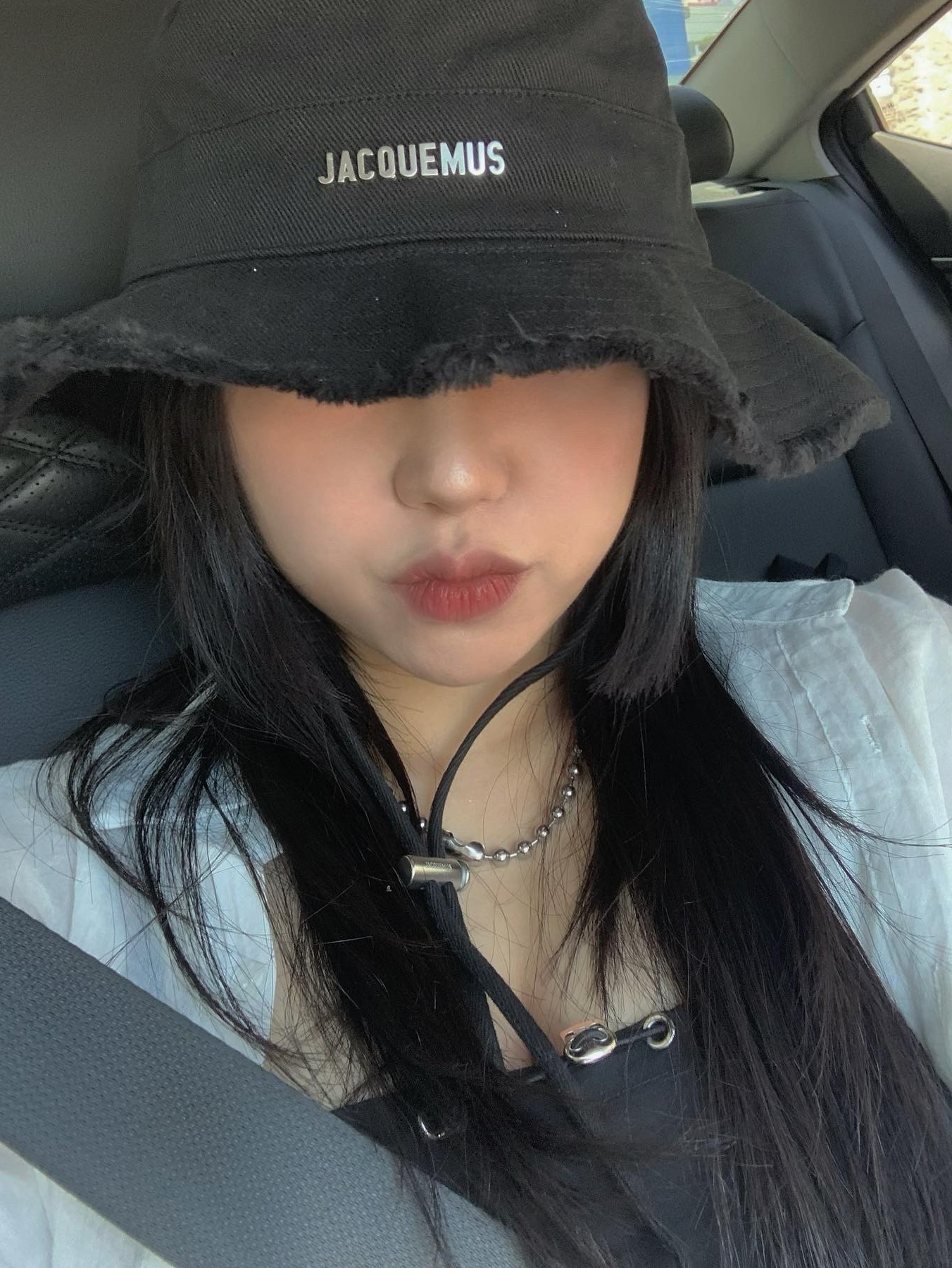Jacquemus Le Bob Artichaut Bucket Hat Black 착용 스타일 - 4