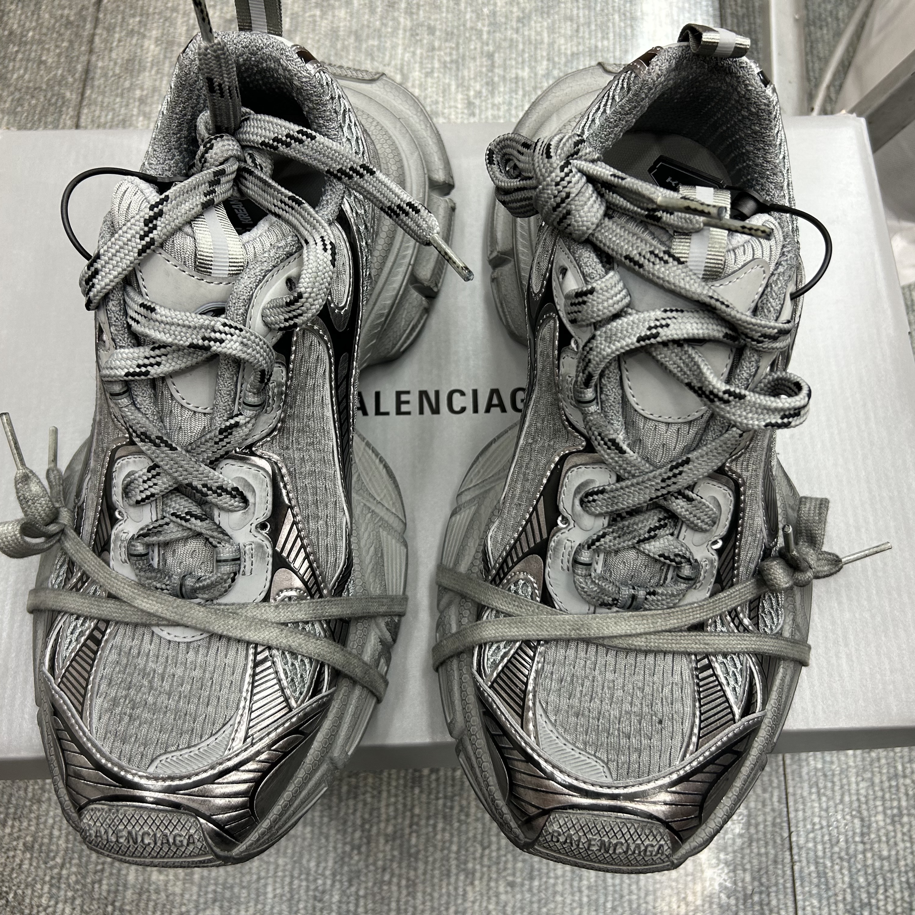 Balenciaga 3XL Sneakers Grey Black 착용 스타일