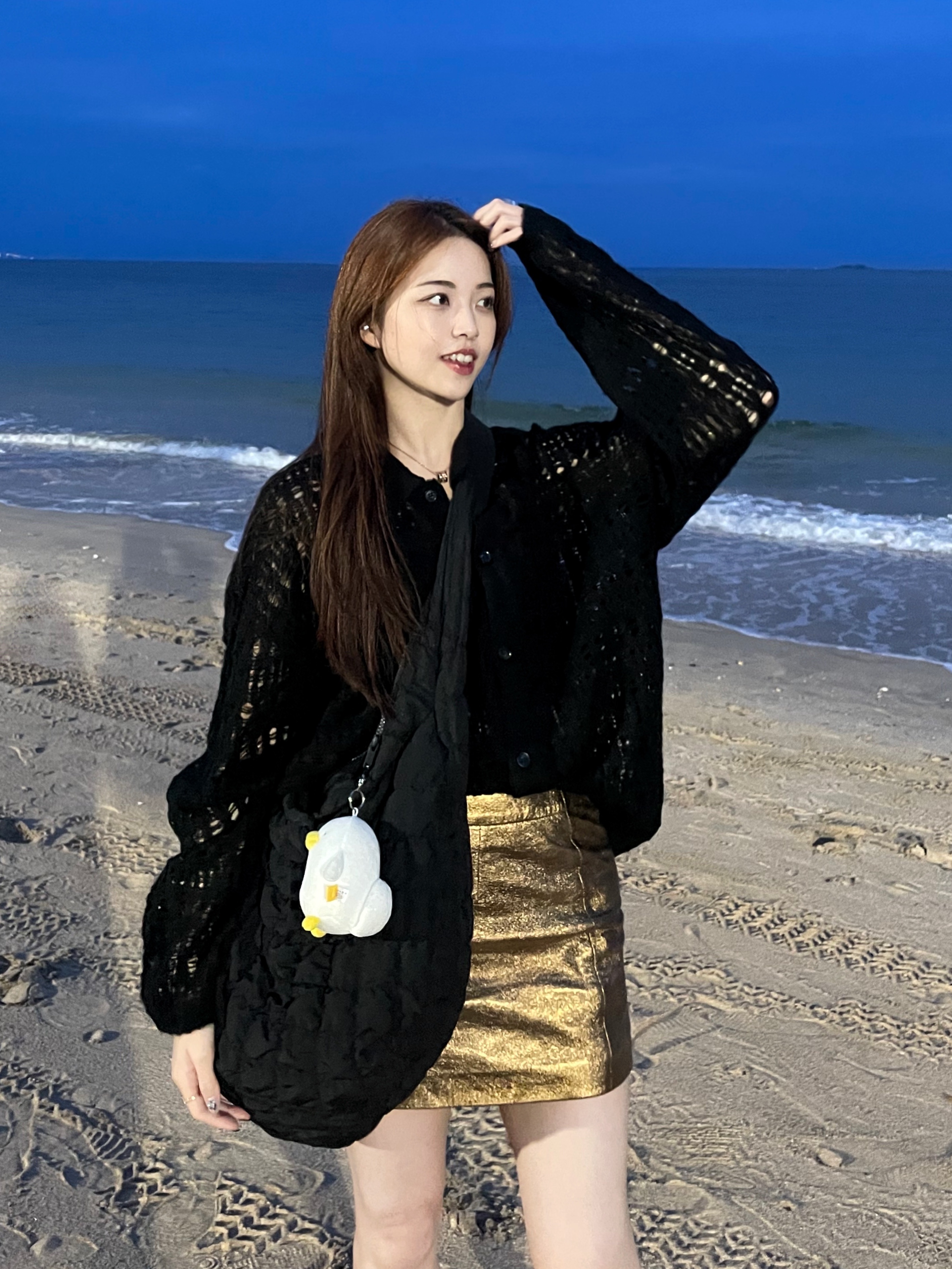 COS Quilted Oversized Shoulder Bag Black, Oofos OOriginal Black 착용 스타일 - 1