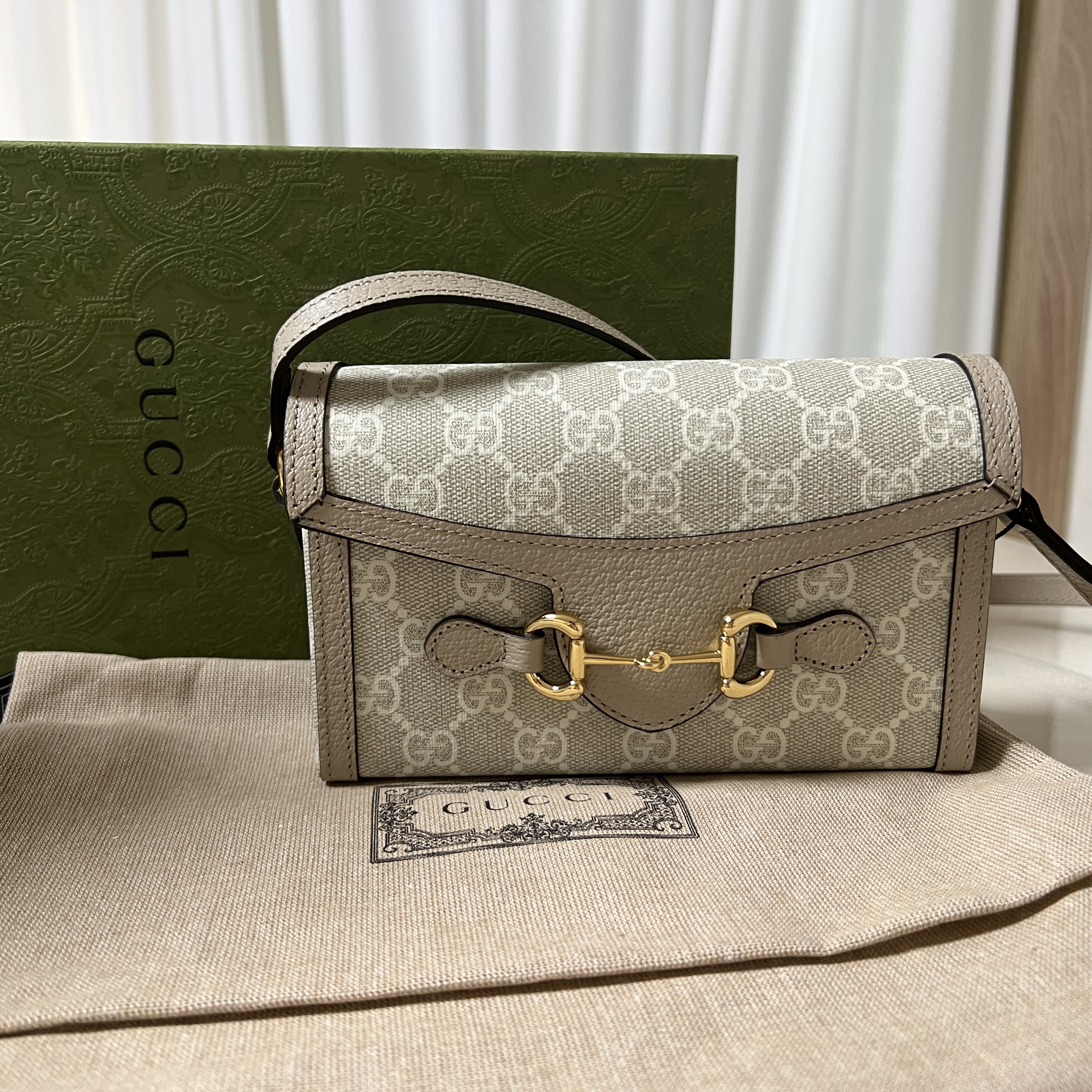 Gucci Horsebit 1955 Mini Bag Beige White 착용 스타일