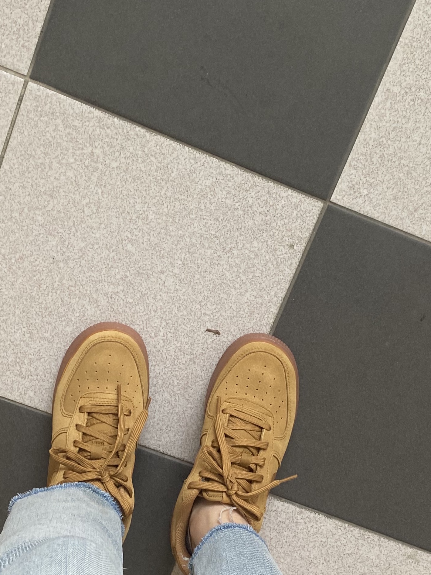 (GS) Nike Air Force 1 LV8 3 Wheat 착용 스타일 - 3