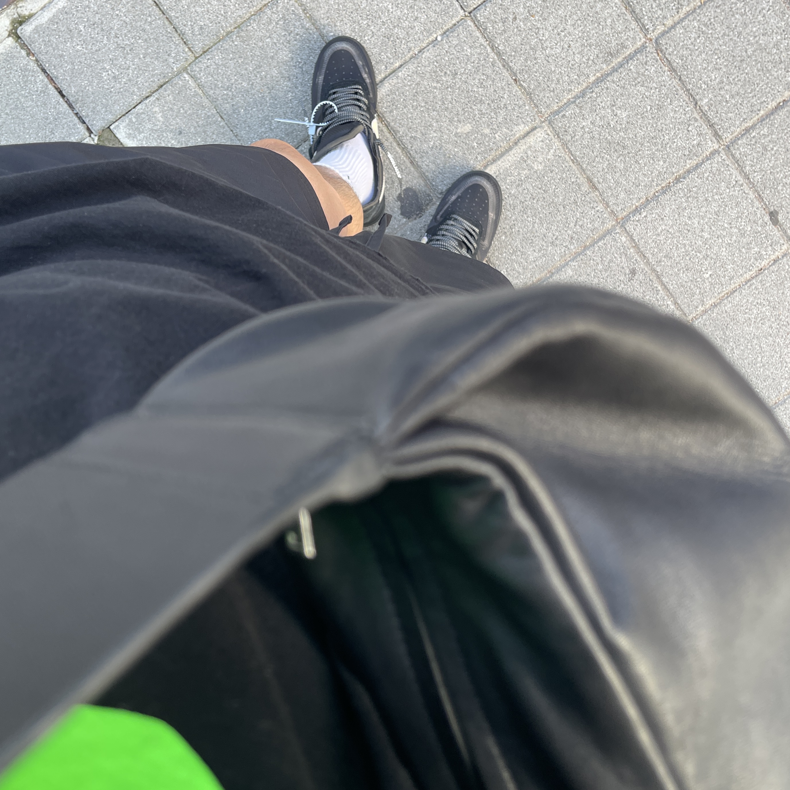Nike x Off-White Air Force 1 Low Black White, COS Leather Crossbody Bag Black 착용 스타일