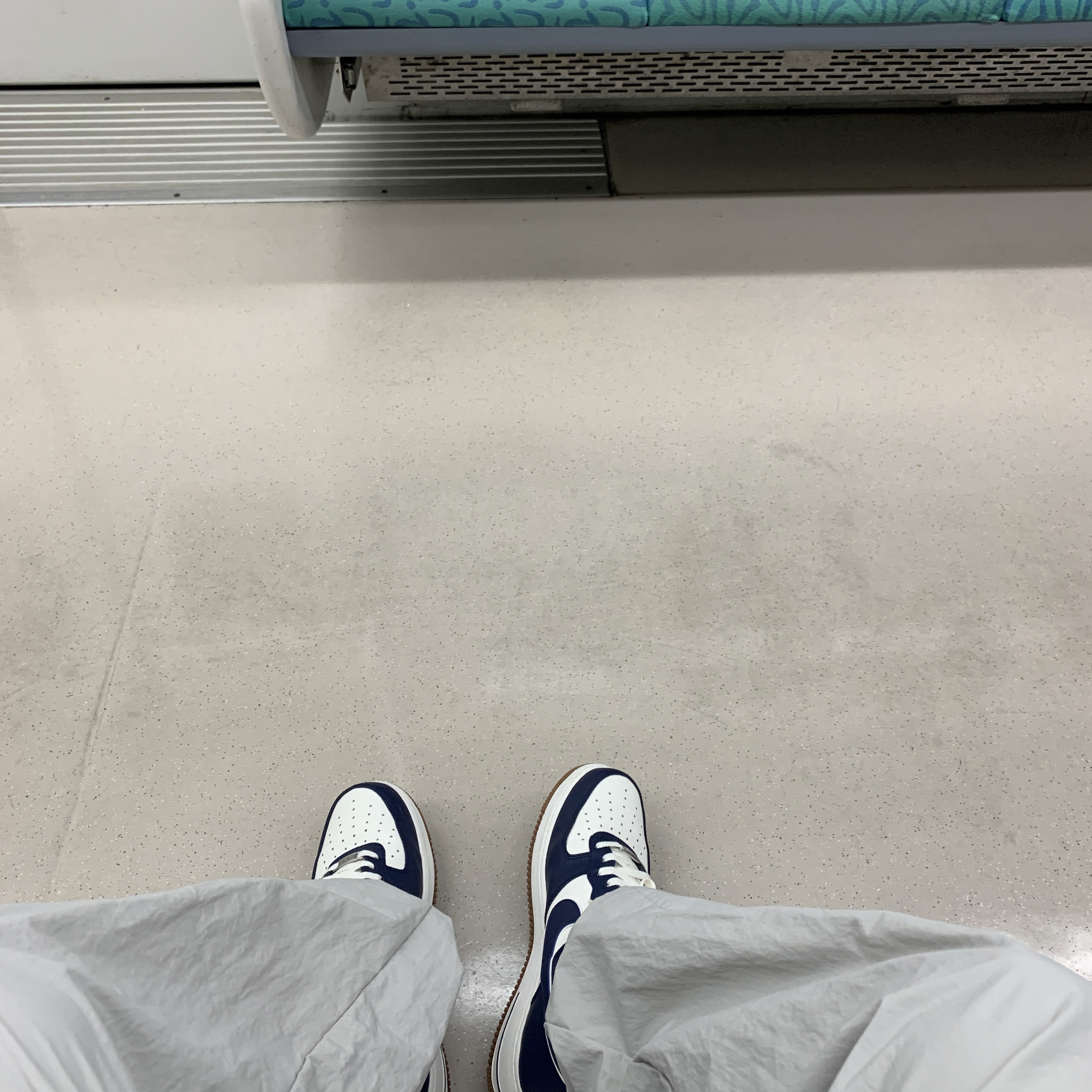 Nike Air Force 1 '07 LV8 Midnight Navy 착용 스타일 - 1