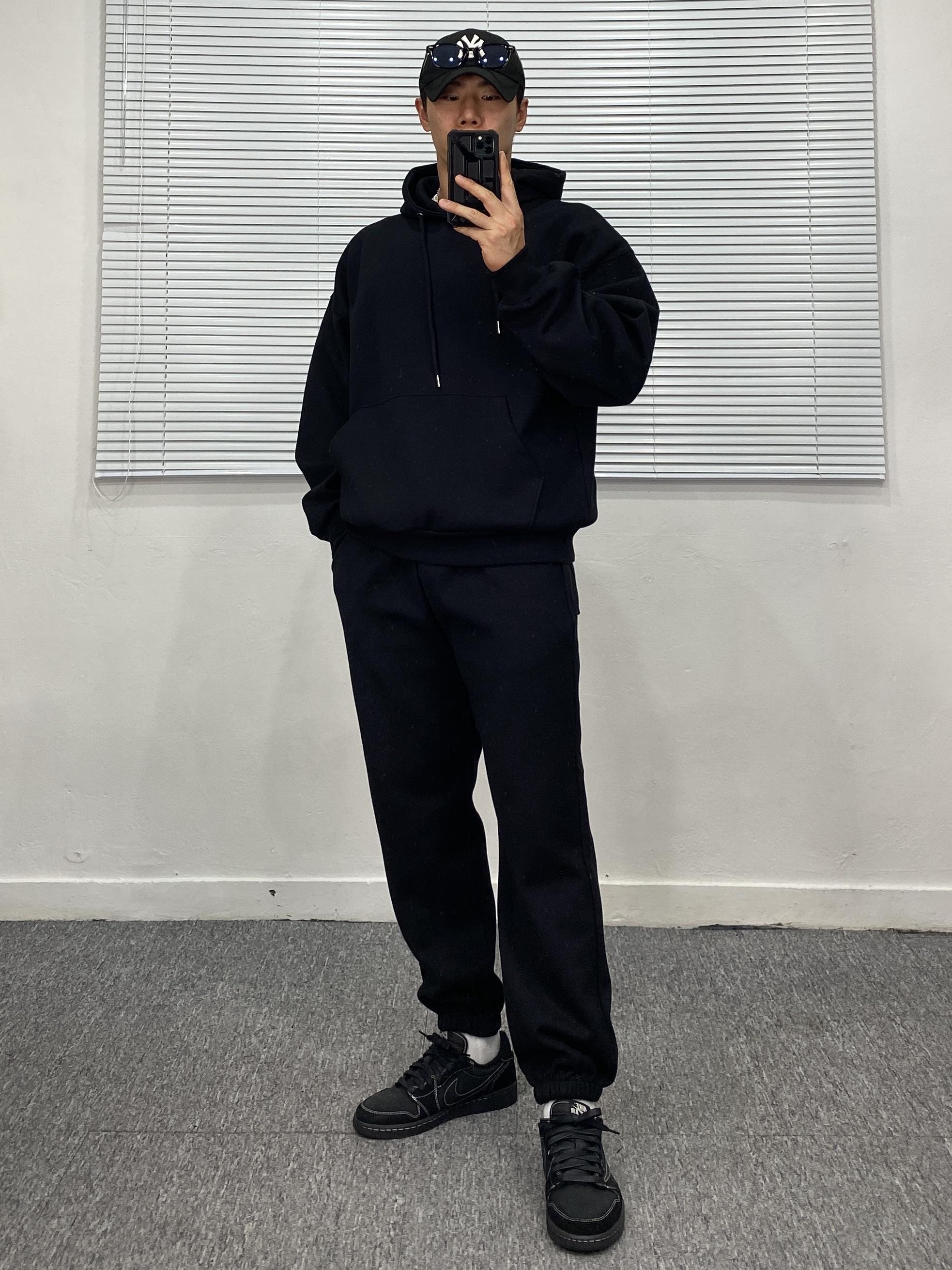 Jordan 1 x Travis Scott Retro Low OG SP Black Phantom 착용 스타일 - 4