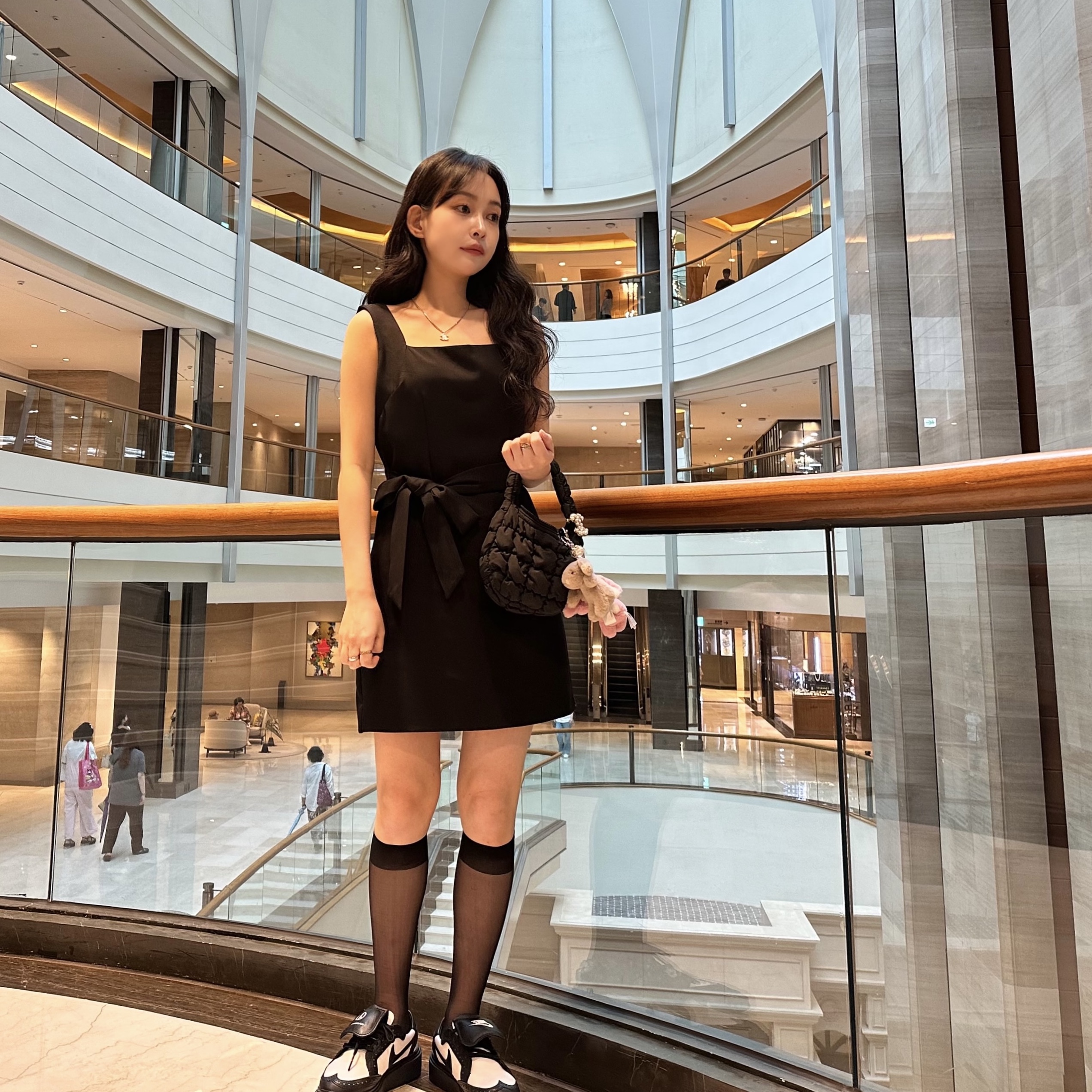 Chanel Codes Couleur Limited Edition Miroir Double Facettes 135 Immortelle, Nike x Peaceminusone Kwondo1 Black and White 착용 스타일 - 2