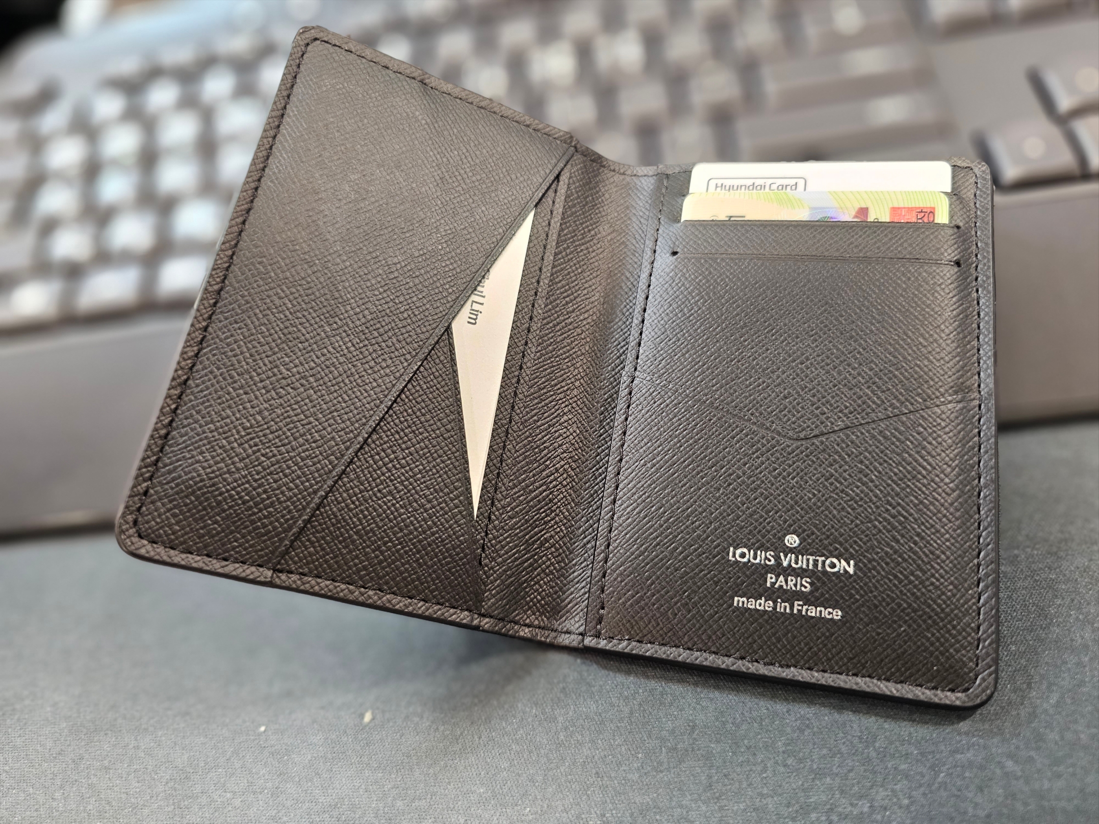 Louis Vuitton Pocket Organizer Epi Black 착용 스타일