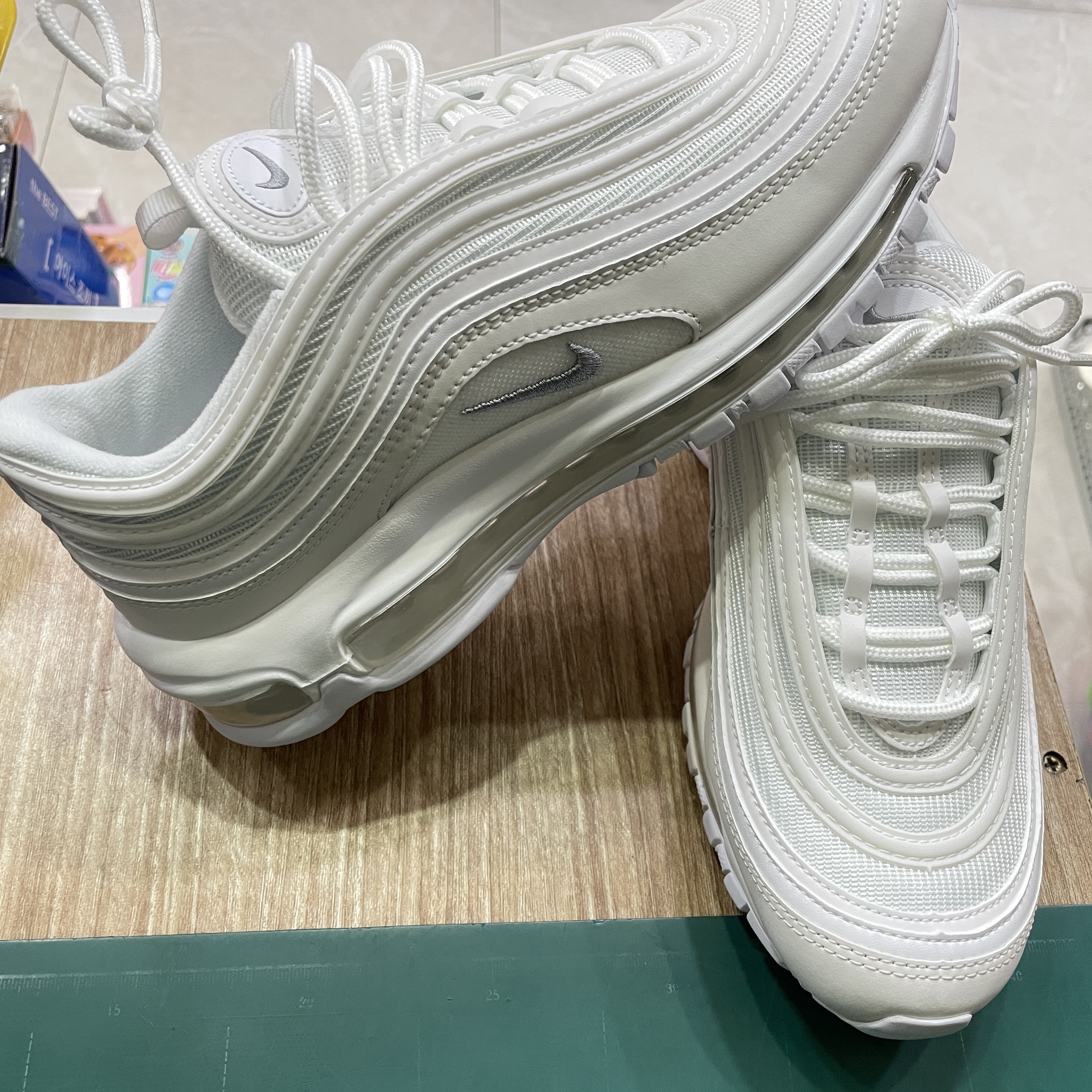 Nike Air Max 97 Triple White Wolf Grey 착용 스타일 - 1