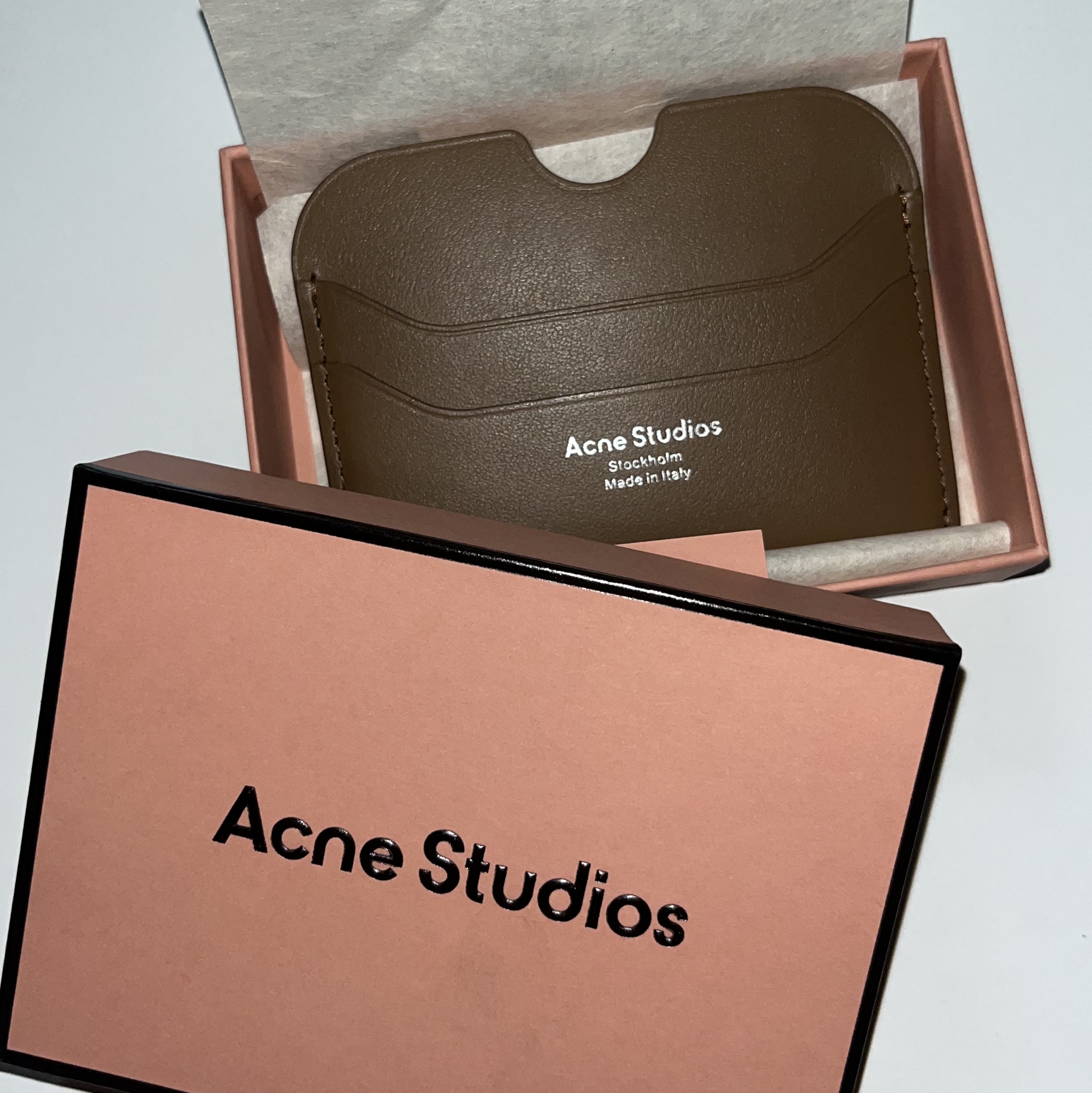 Acne Studios Elmas Large Card Holder Camel Brown 착용 스타일