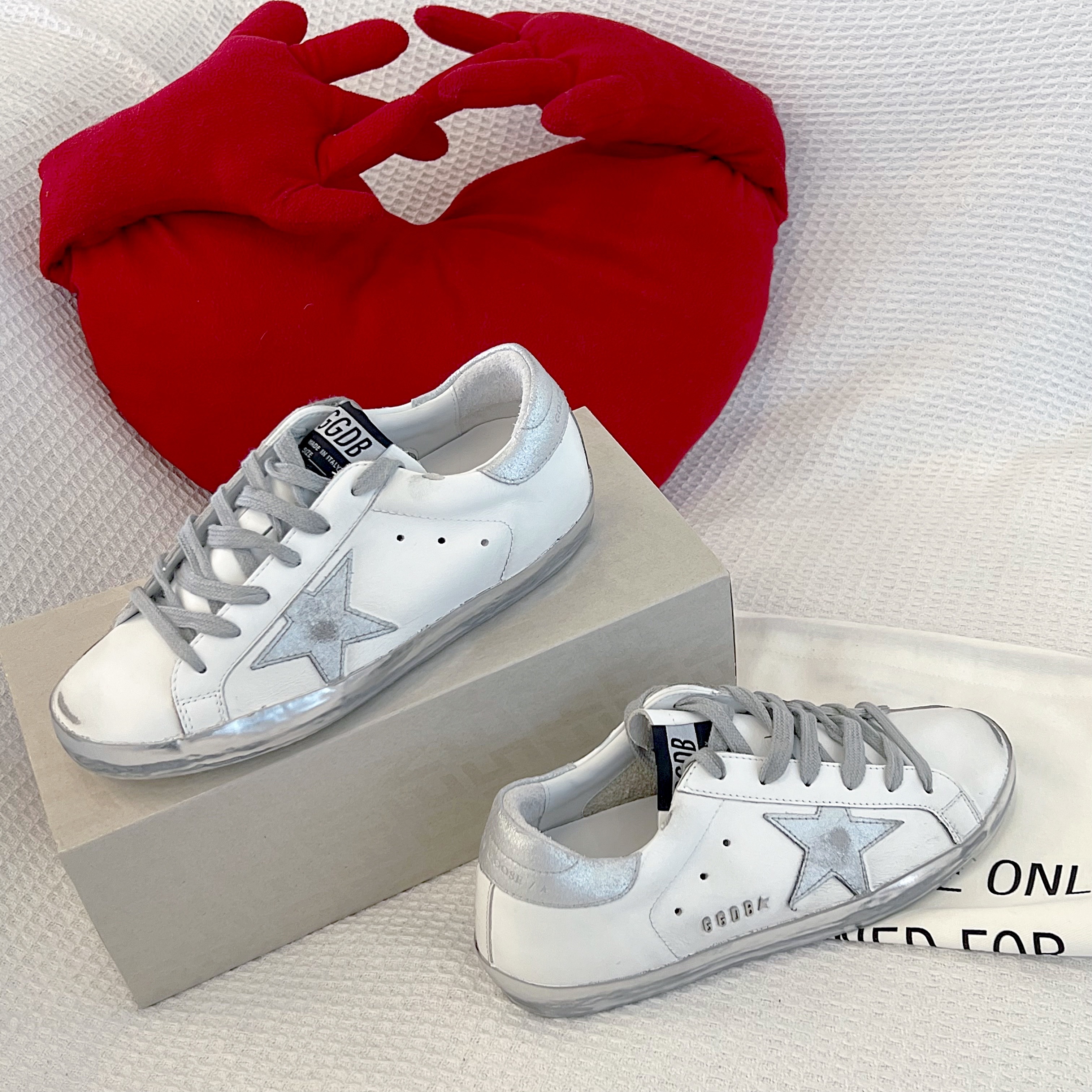 (W) Golden Goose Superstar White Silver Heel Tab Sneakers 착용 스타일 - 1