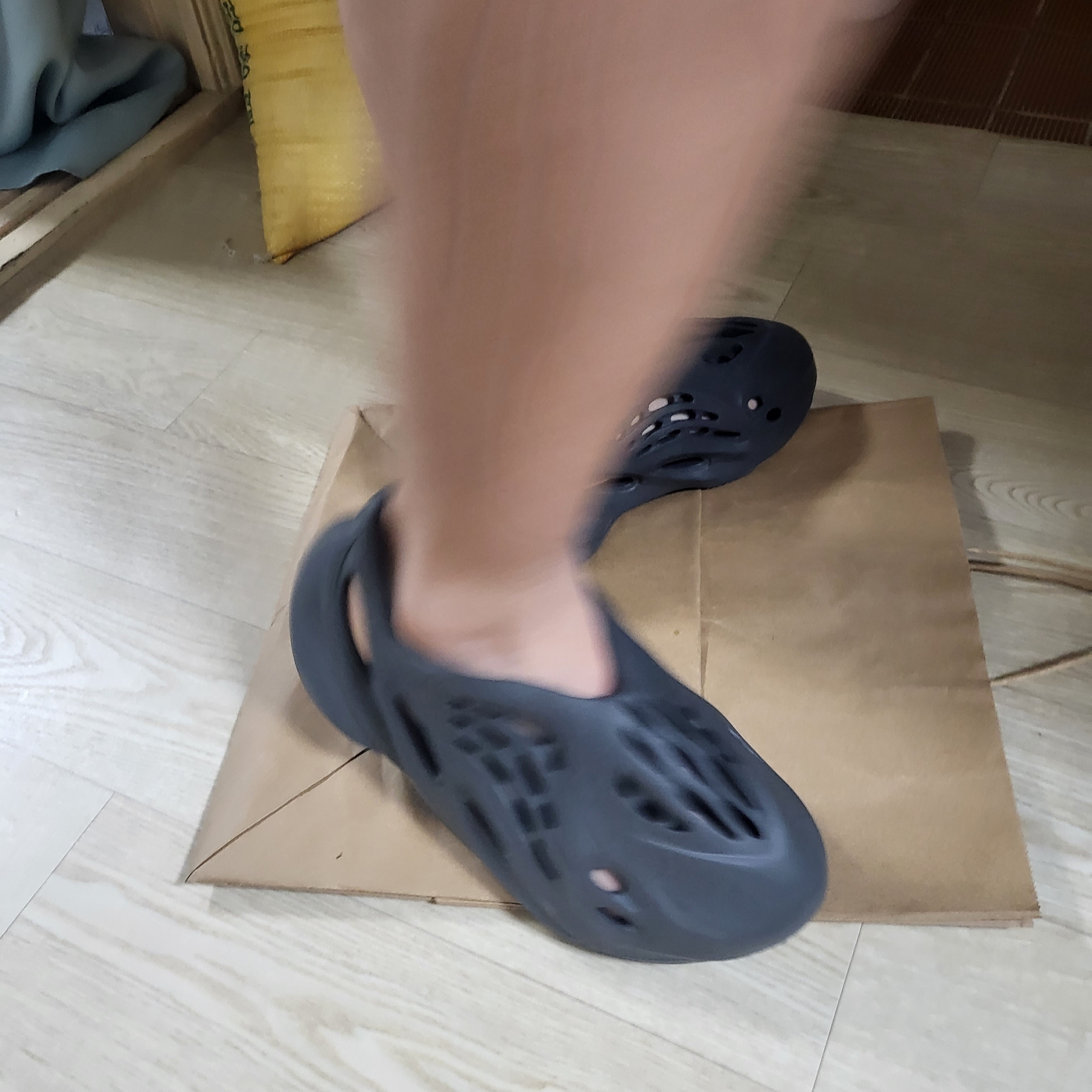 Adidas Yeezy Foam RNNR Carbon 착용 스타일