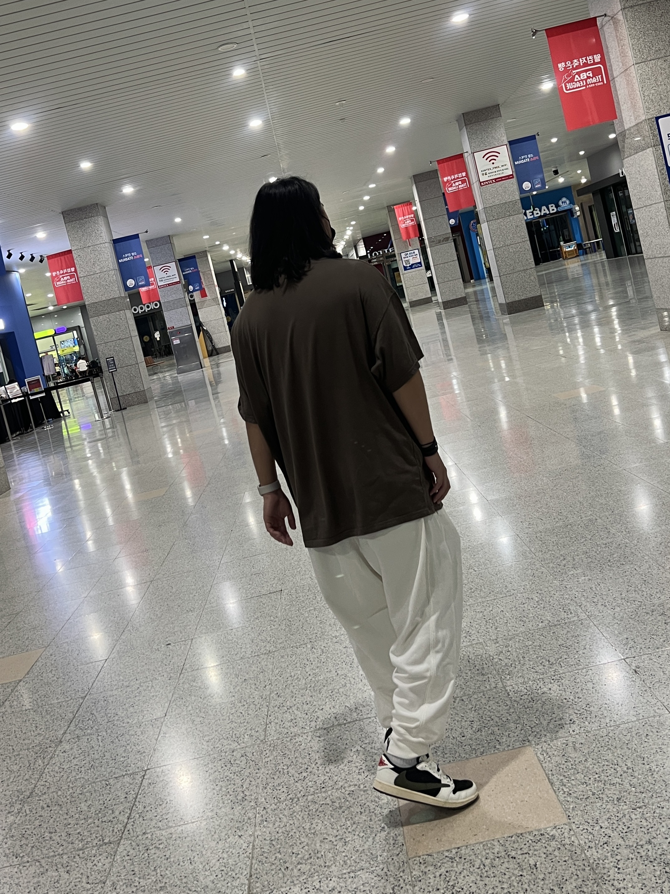 (W) Jordan 1 x Travis Scott Retro Low OG SP Medium Olive 착용 스타일 - 4