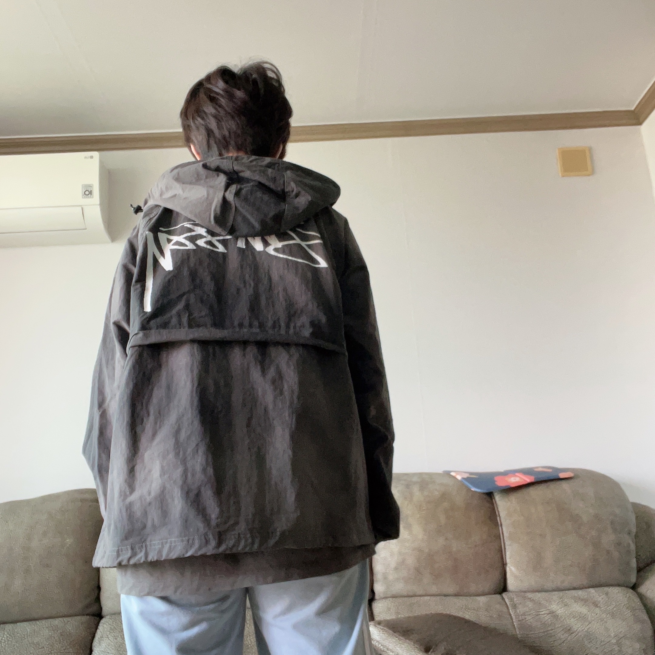 Stussy Wave Dye Beach Shell Jacket Black 착용 스타일 - 1