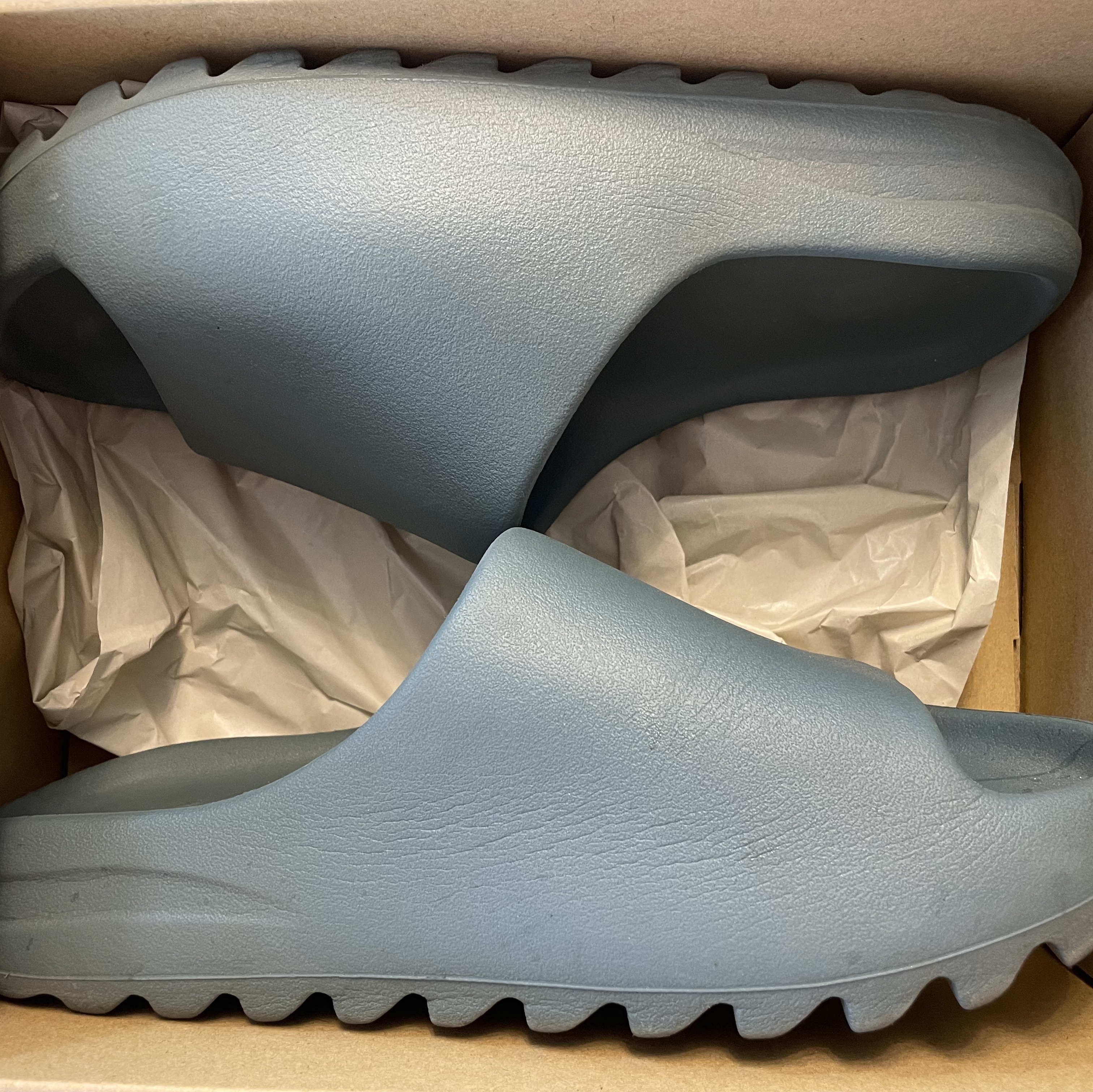 Adidas Yeezy Slide Slate Marine 착용 스타일