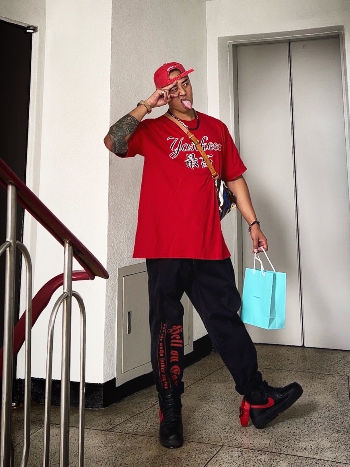 Supreme Pigment Print S Logo 6-Panel Red - 23FW, Supreme x MLB Kanji Teams T-Shirt Yankees Red - 22FW 착용 스타일 - 3