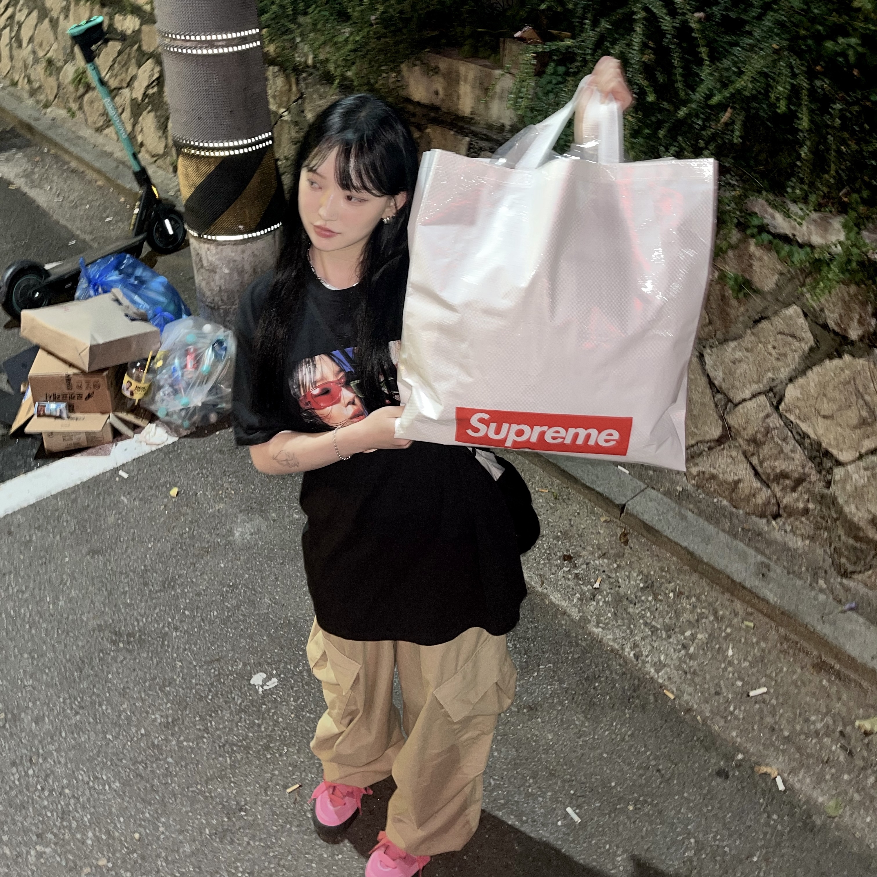 Supreme Eyewear T-Shirt Black - 23SS, (W) Adidas Adimatic Pink Fusion 착용 스타일