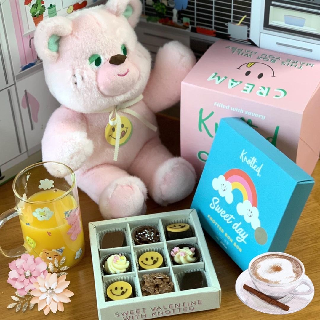 Knotted Cream Bunny Pave Chocolate Pink, Knotted Smile Milk Pave Chocolate 착용 스타일 - 1