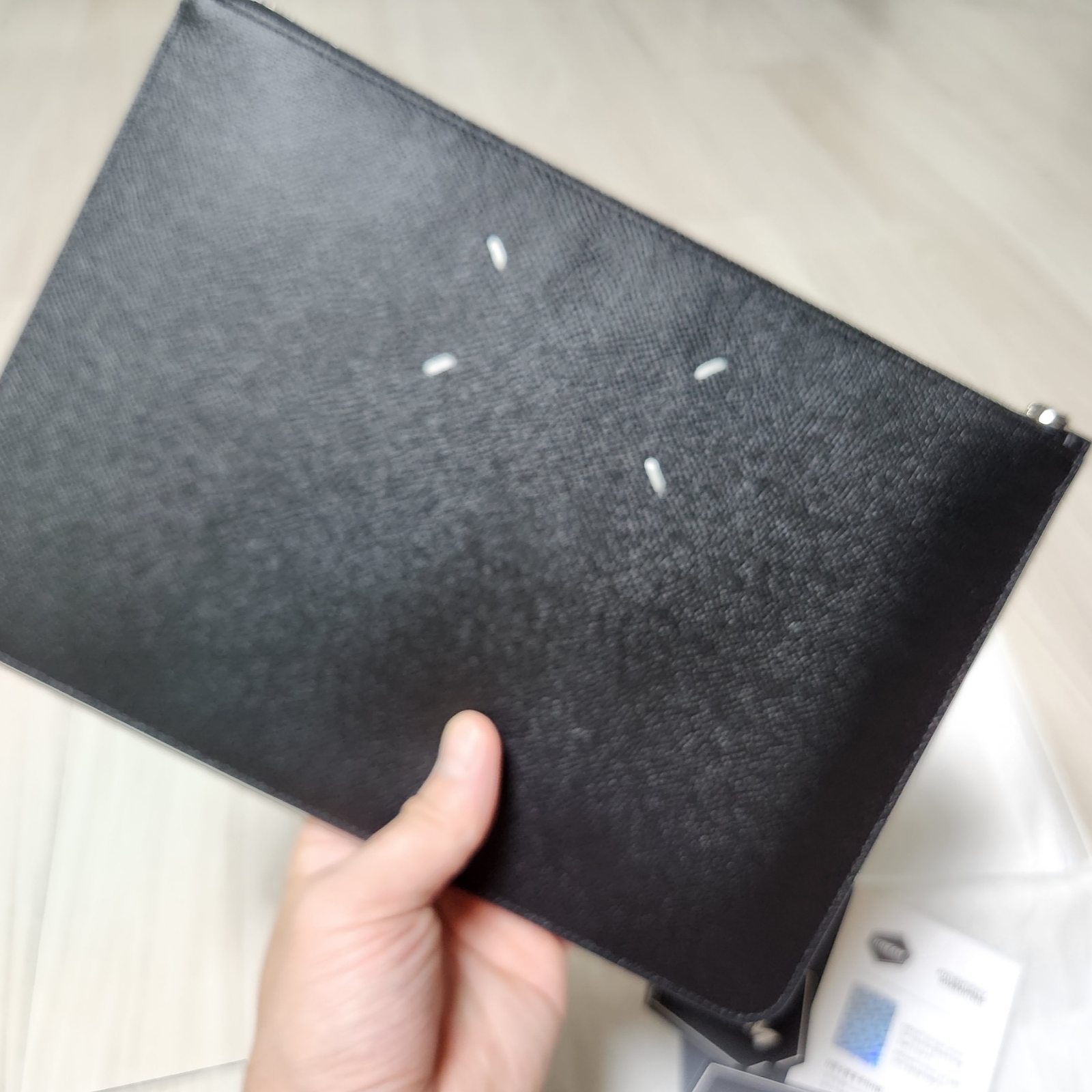 Maison Margiela Bovine Leather Large Pouch Black 착용 스타일 - 3