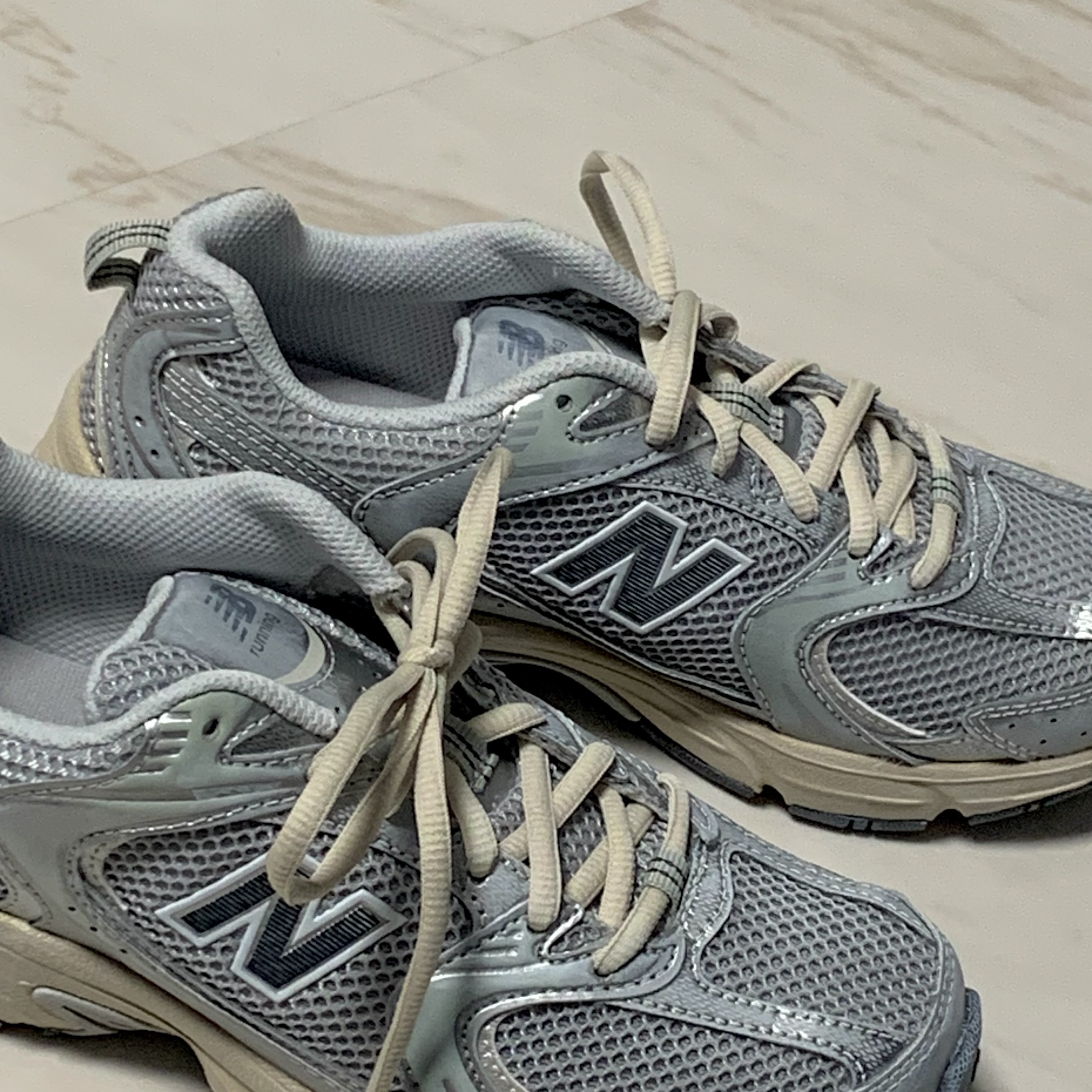 New Balance 530 Vintage Metallic Silver 착용 스타일