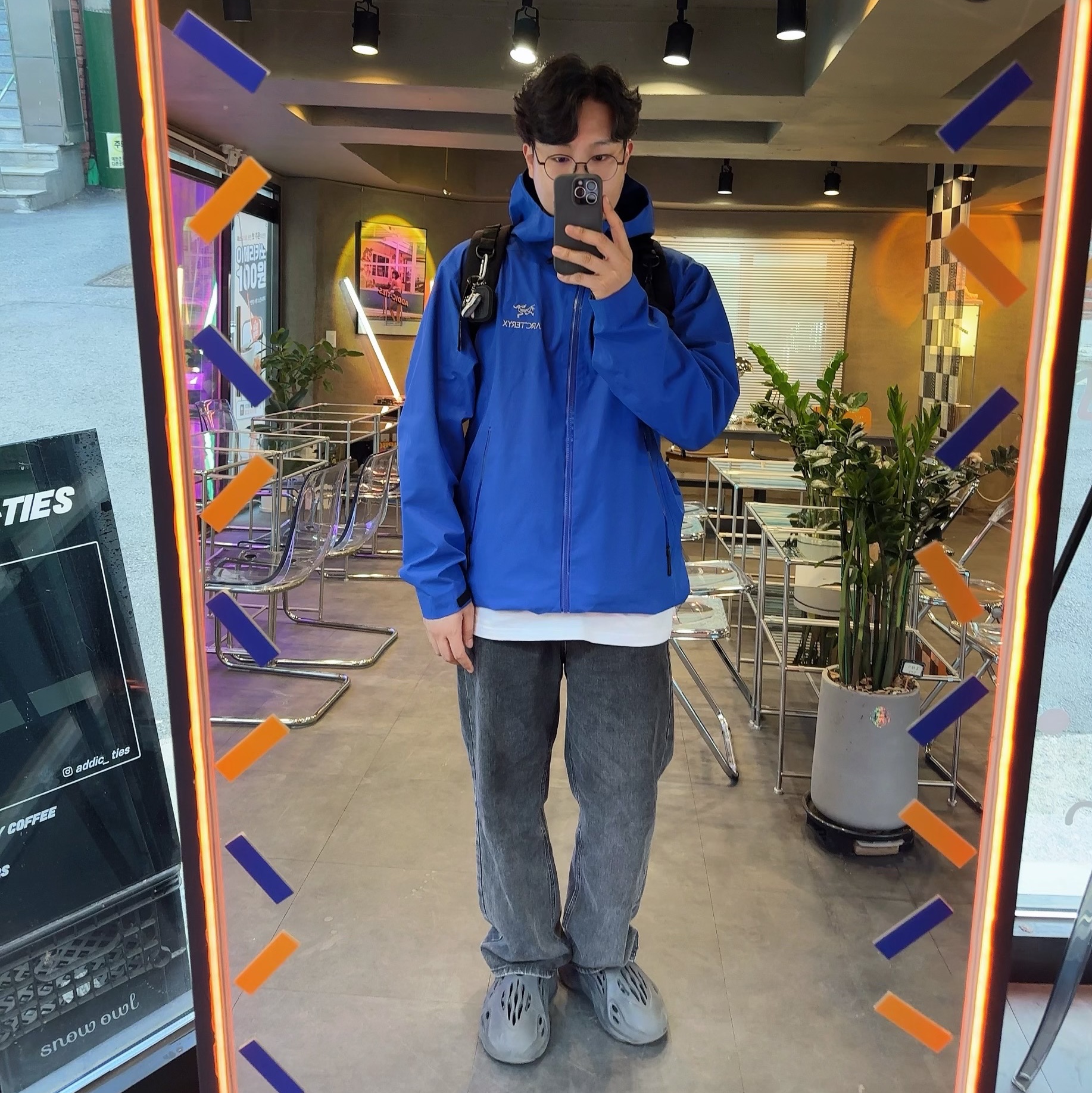Adidas Yeezy Foam RNNR Onyx, Arc'teryx Beta LT Jacket Vitality 착용 스타일