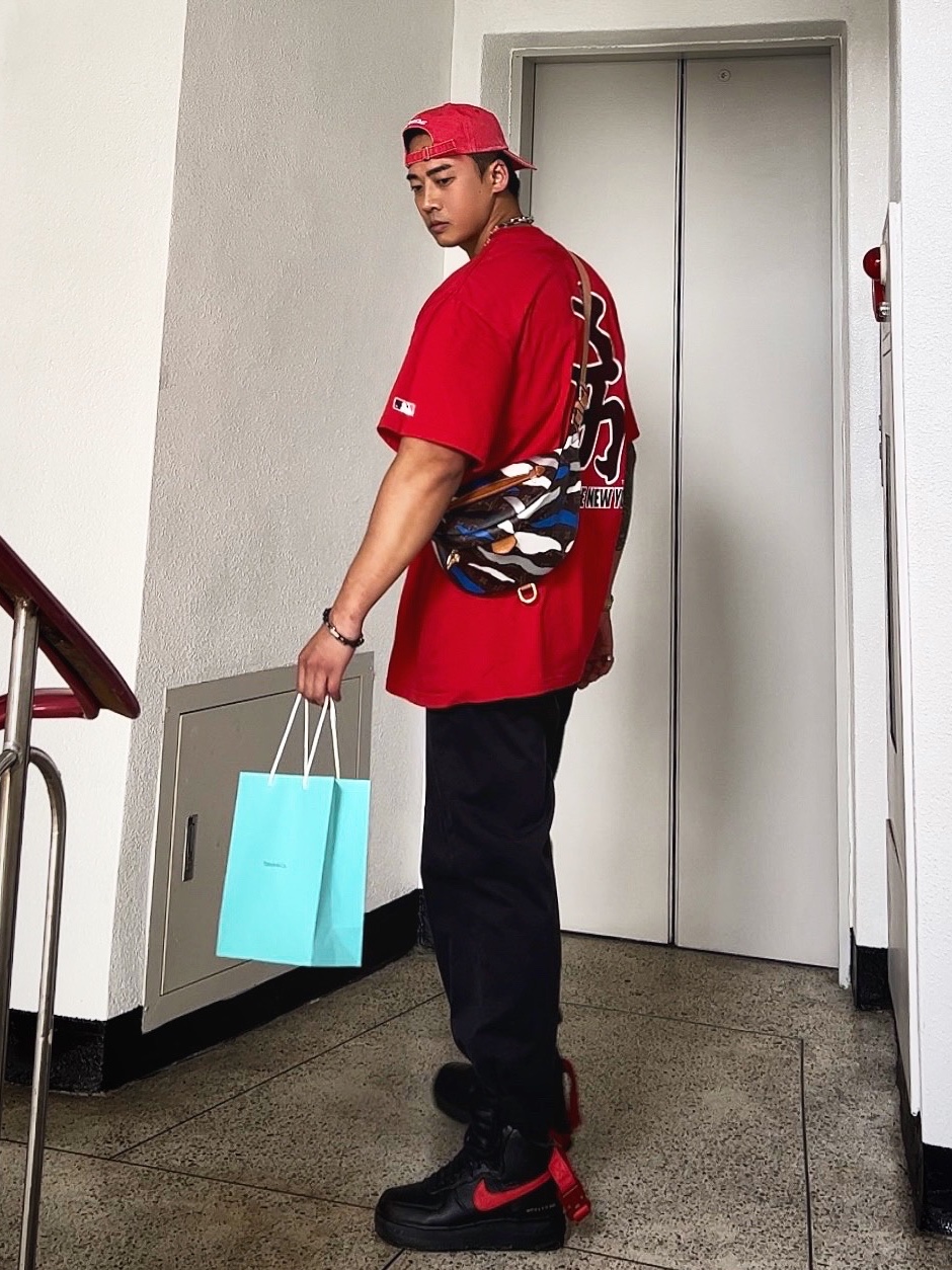 Supreme Pigment Print S Logo 6-Panel Red - 23FW, Supreme x MLB Kanji Teams T-Shirt Yankees Red - 22FW 착용 스타일 - 1