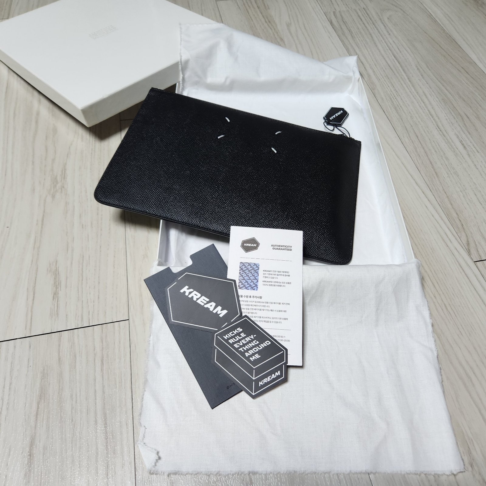 Maison Margiela Bovine Leather Large Pouch Black 착용 스타일 - 2