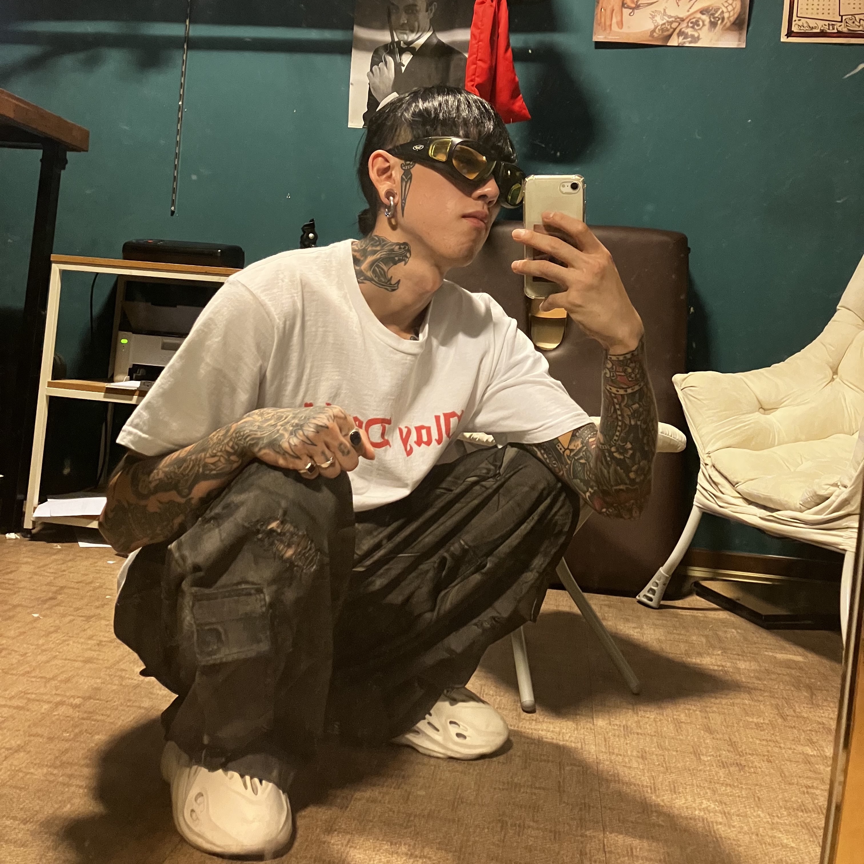 Undermycar Puke Rough Oil Coating Wide Cargo Pants Oil Black - 23SS, Supreme Play Dead T-Shirt White - 22FW 착용 스타일