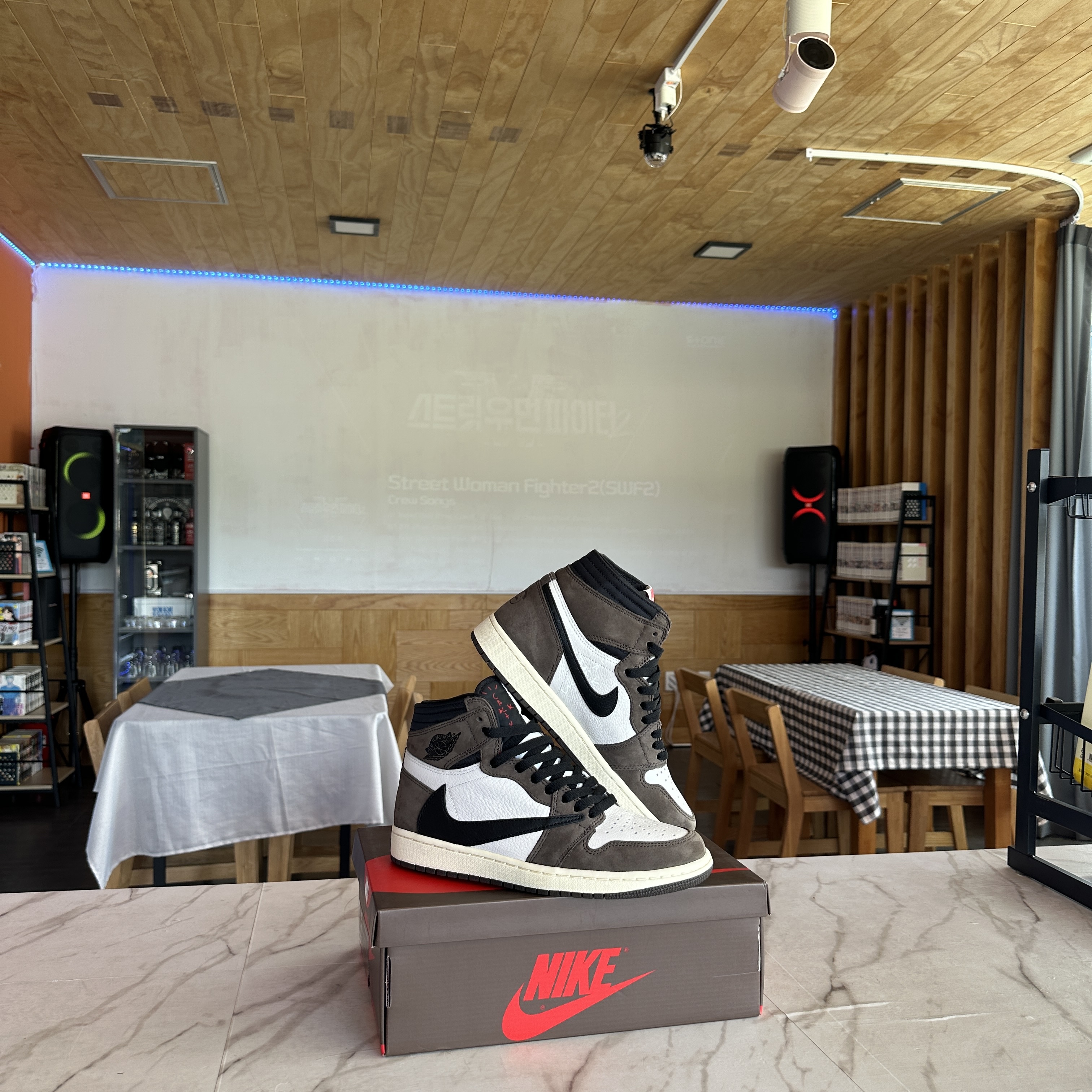 Jordan 1 x Travis Scott Retro High OG SP Mocha, Samsung The Freestyle All Round Player White (Korean Ver.) 착용 스타일 - 2