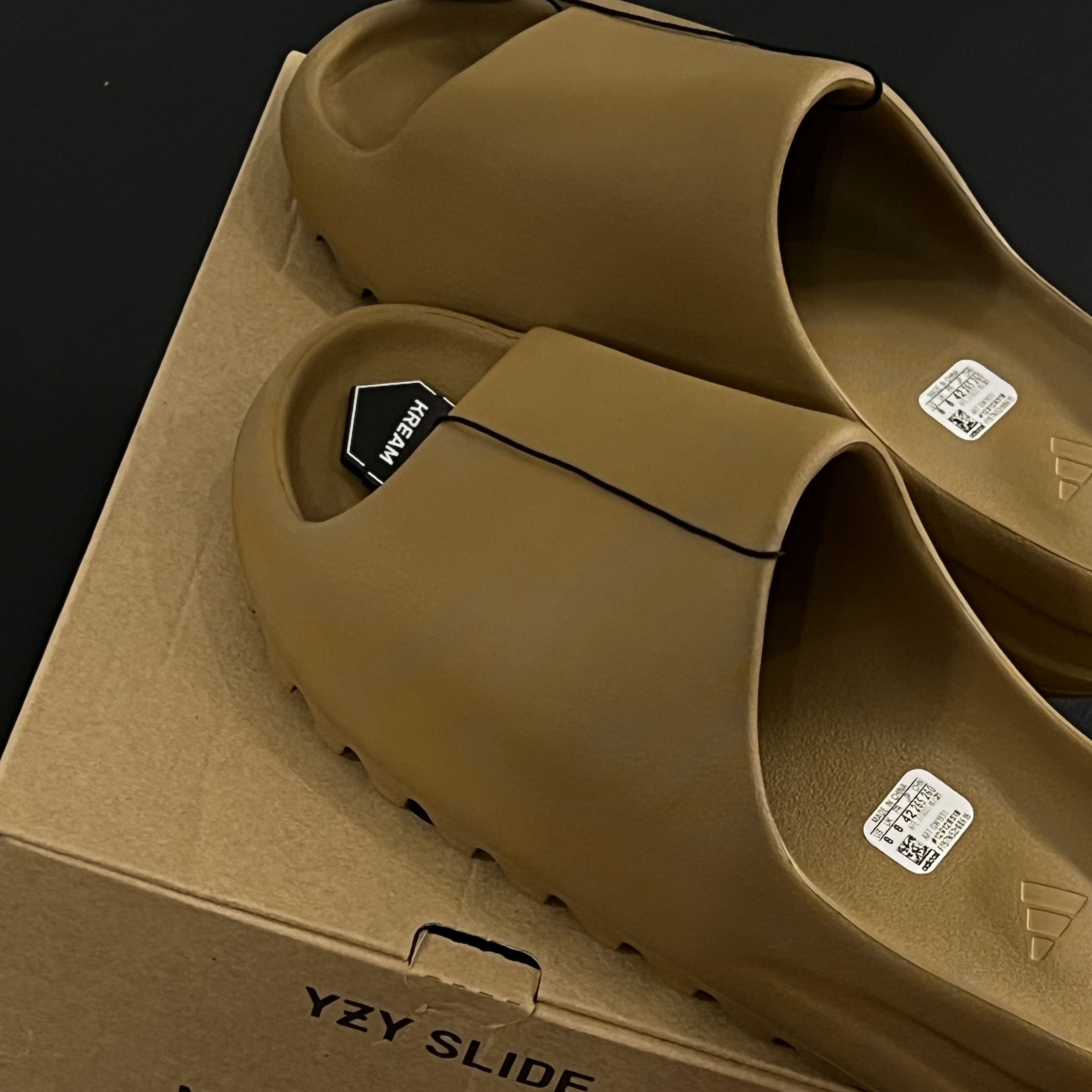 Adidas Yeezy Slide Ochre 착용 스타일 - 1