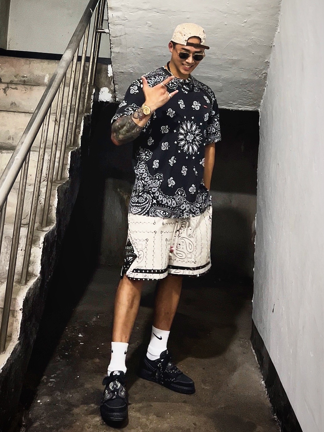Supreme Bandana Camp Cap Tan - 21SS, Jordan x Travis Scott Shorts Light Iron Ore - US/EU 착용 스타일