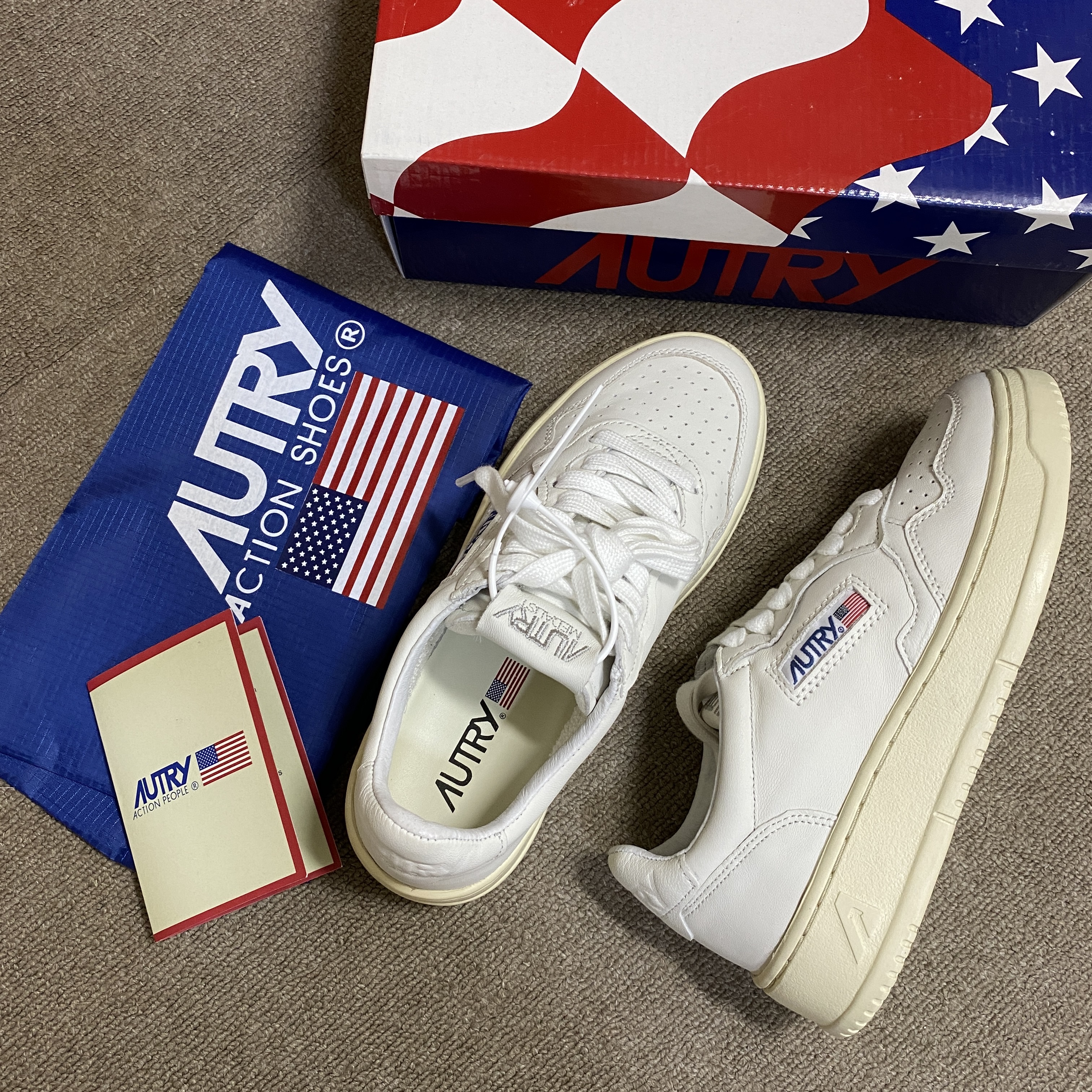 (W) Autry Medalist Low Goatskin Sneakers White 착용 스타일