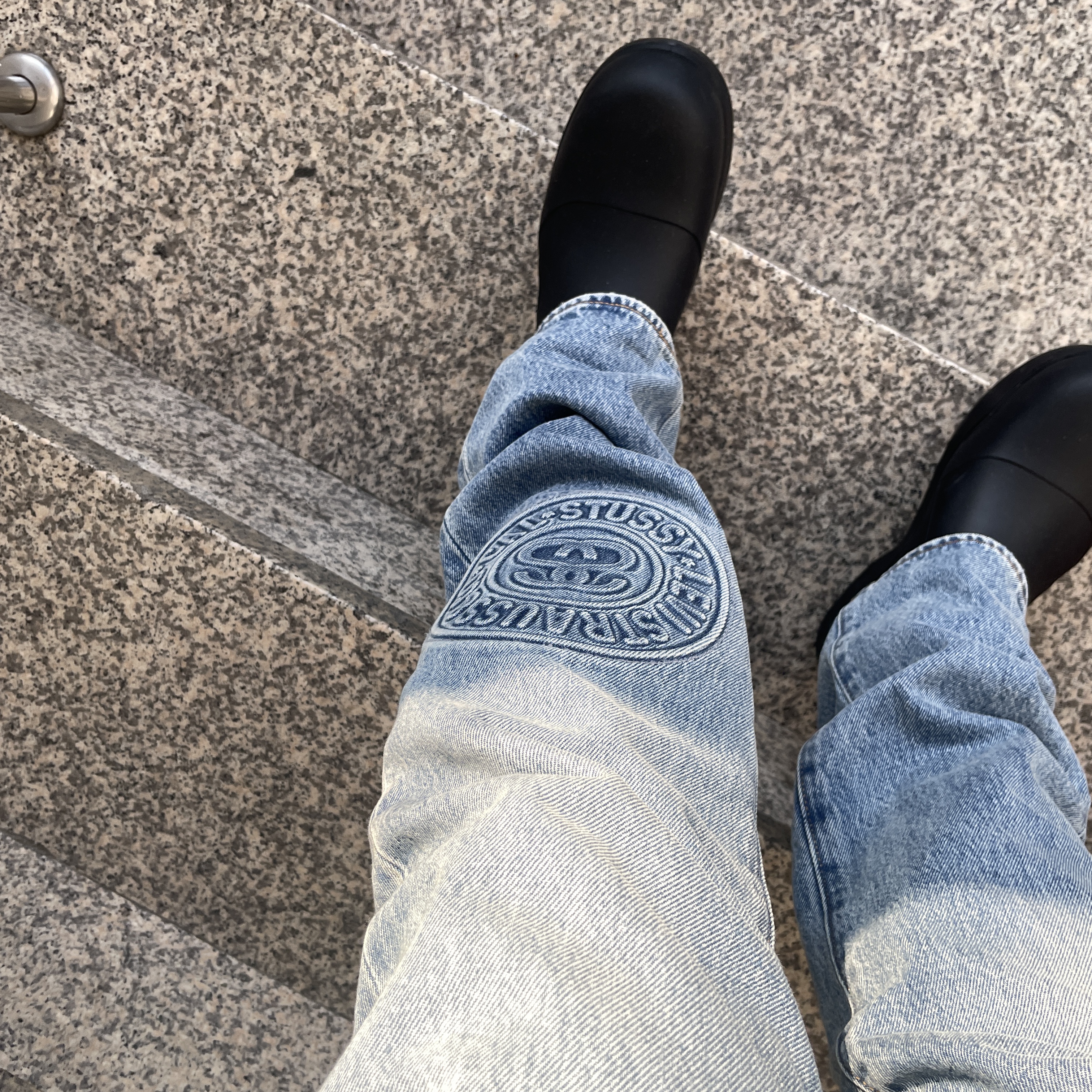 Stussy x Levi's Embossed 501 Jean Indigo, Bottega Veneta Puddle Ankle Boots Black 착용 스타일 - 2