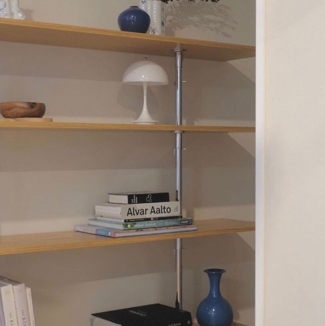 Tecta S44 Book Shelf White, Tecta S44 Book Shelf Black 착용 스타일 - 2