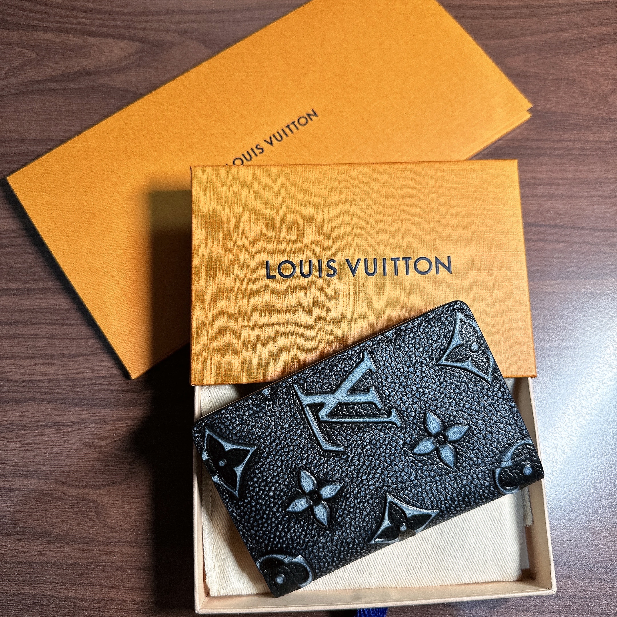 Louis Vuitton Pocket Organizer LV Faded Charcoal 착용 스타일 - 3