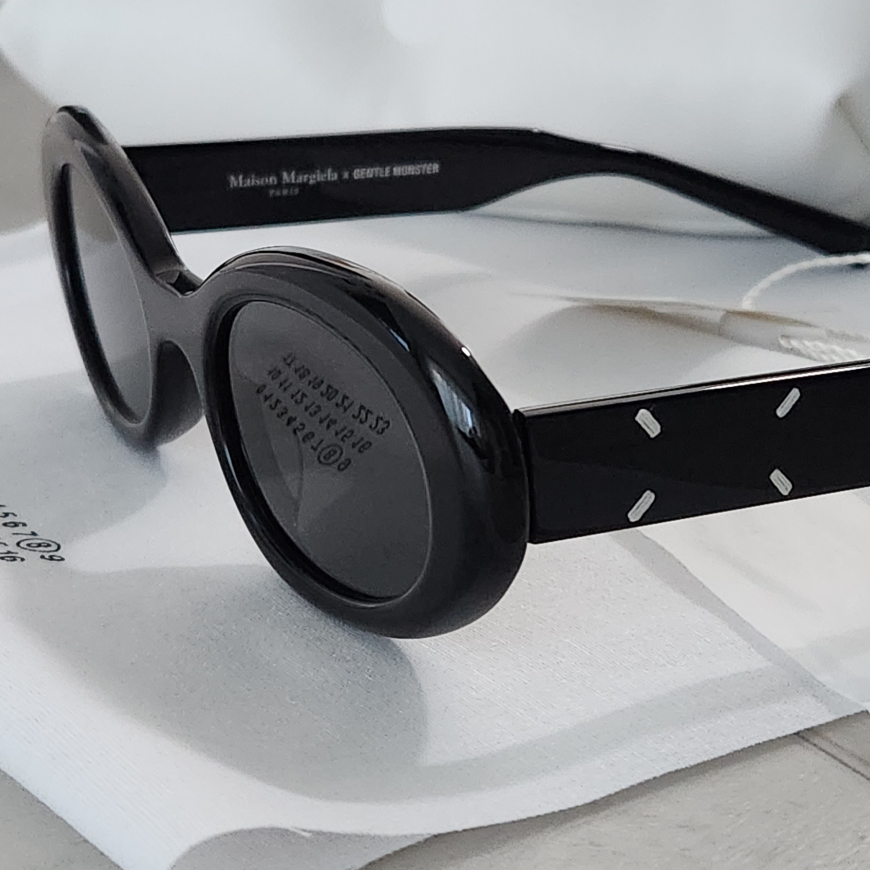 Gentle Monster x Maison Margiela MM005 Black Black 착용 스타일