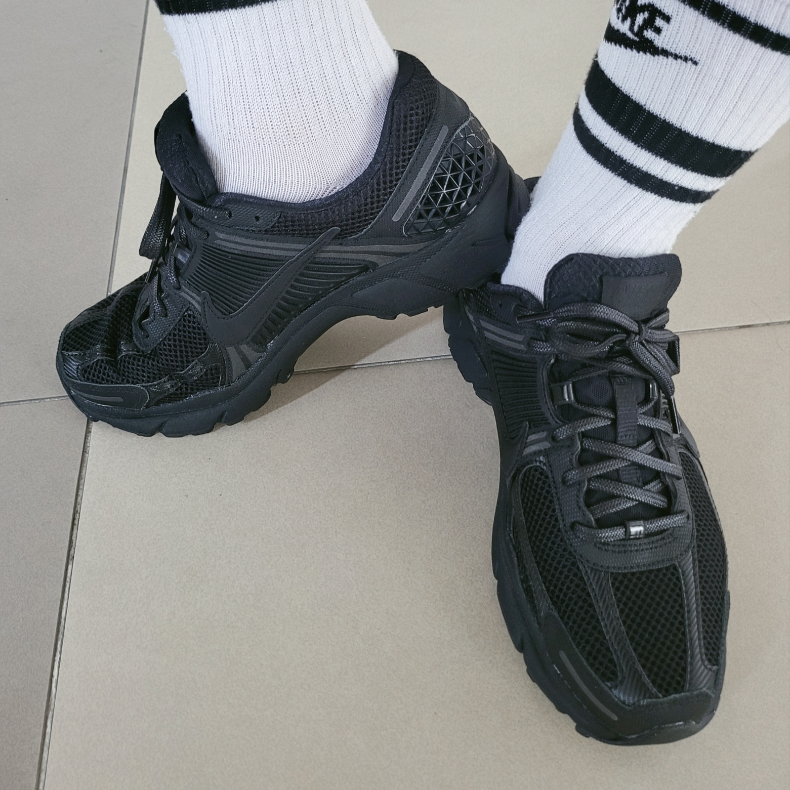 Nike Zoom Vomero 5 SP Black 착용 스타일 - 2