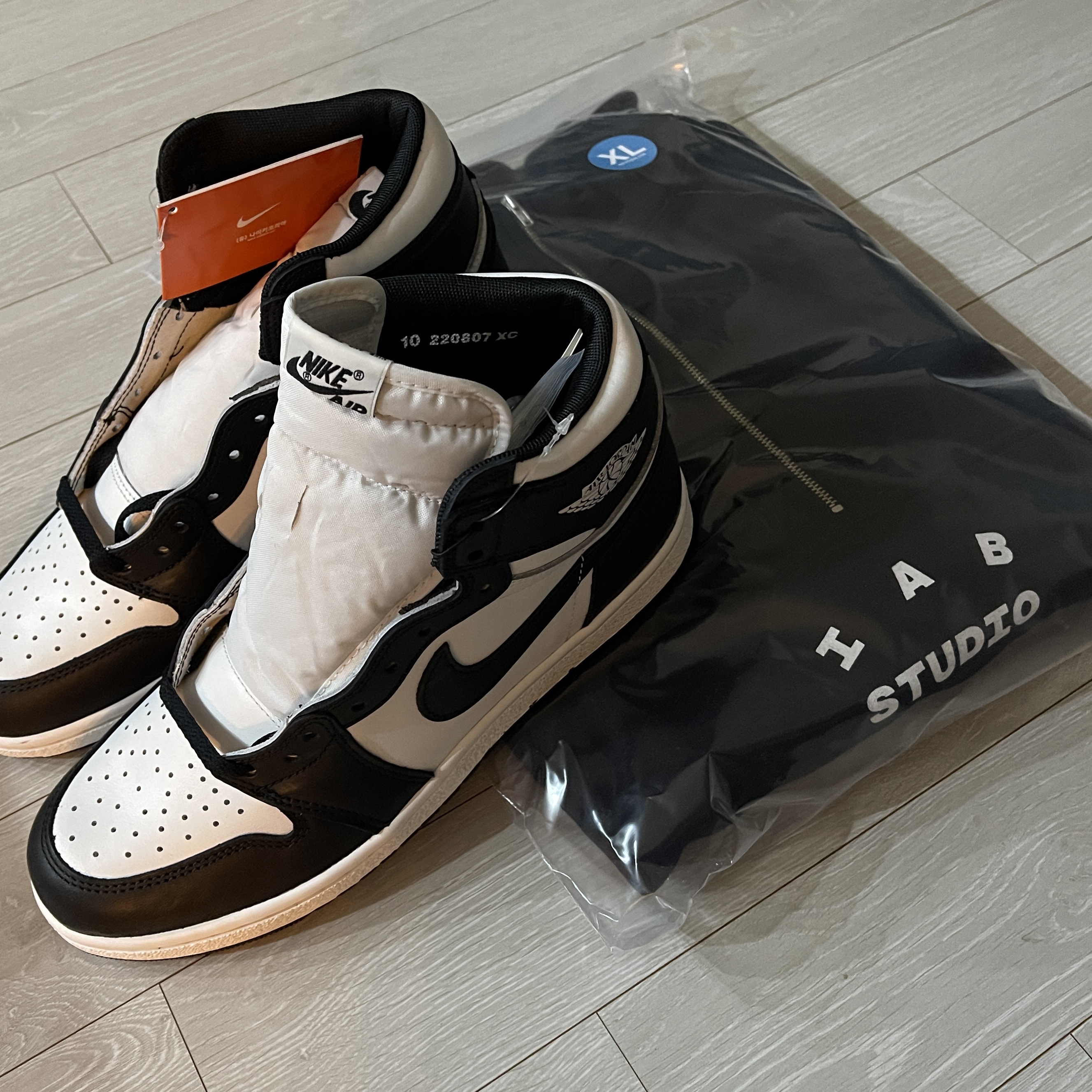 Jordan 1 High 85 Black White, IAB Studio Half Zip-Up Black White 착용 스타일