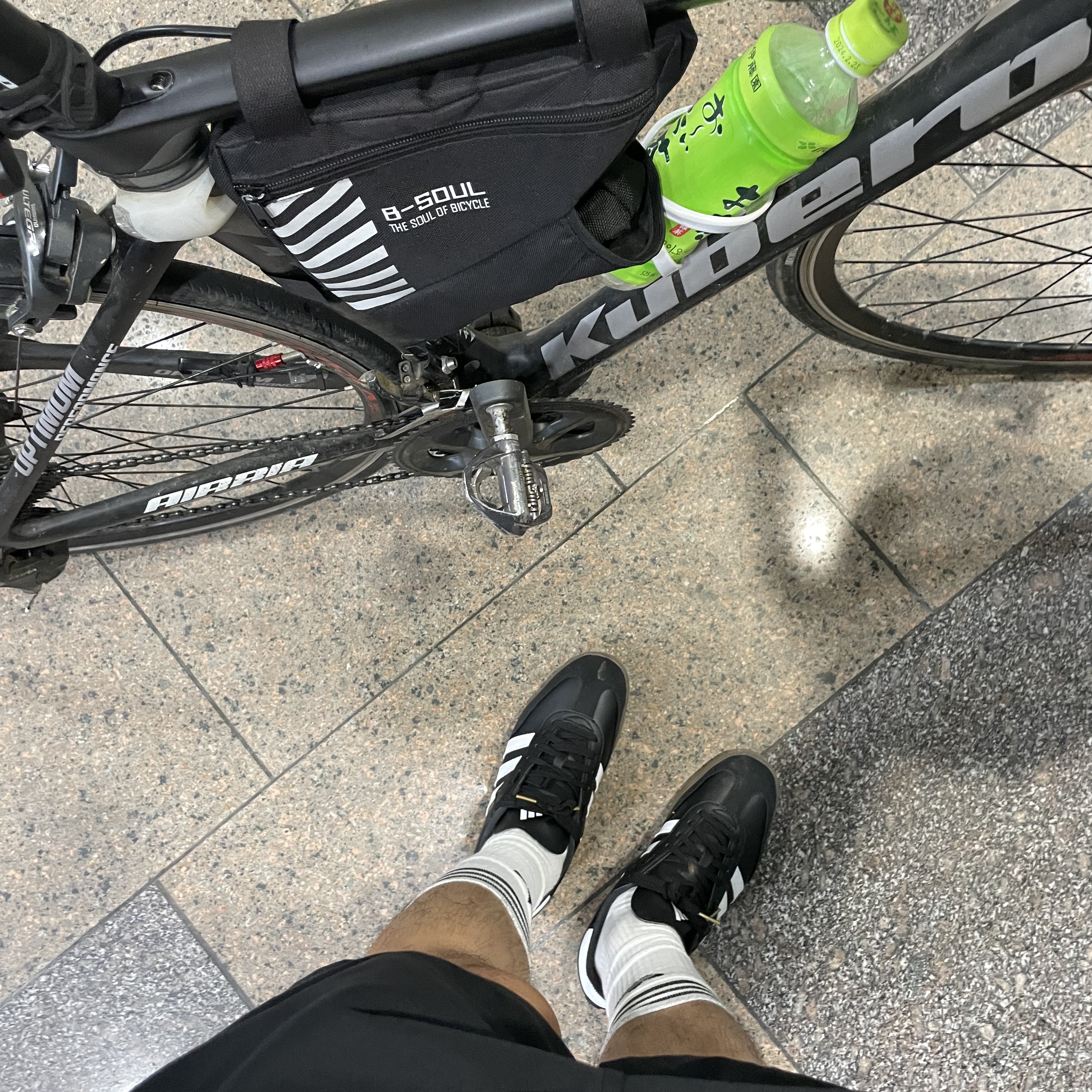 Adidas Velosamba Vegan Cycling Core Black 착용 스타일 - 2
