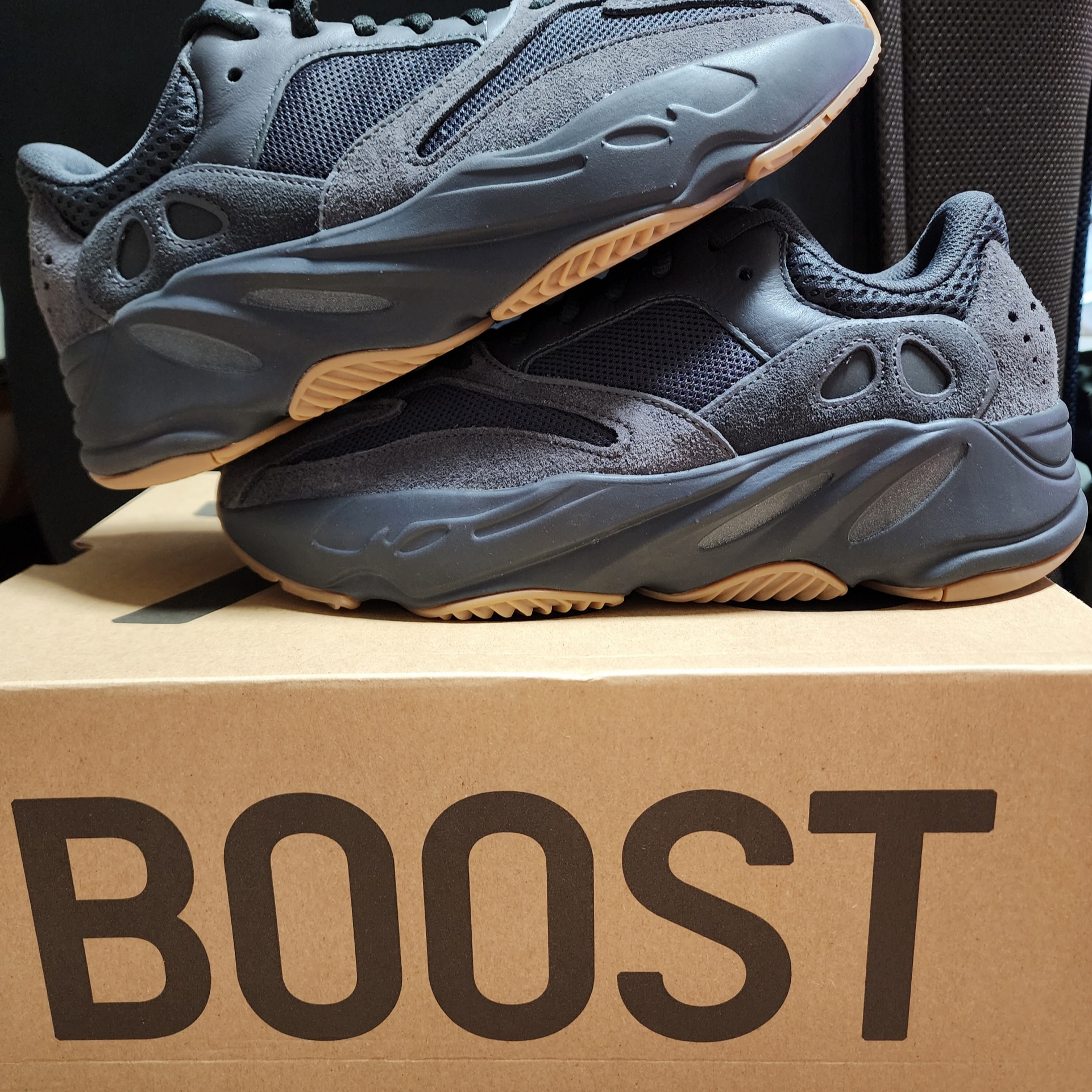 Adidas Yeezy Boost 700 Utility Black 2023 착용 스타일 - 1