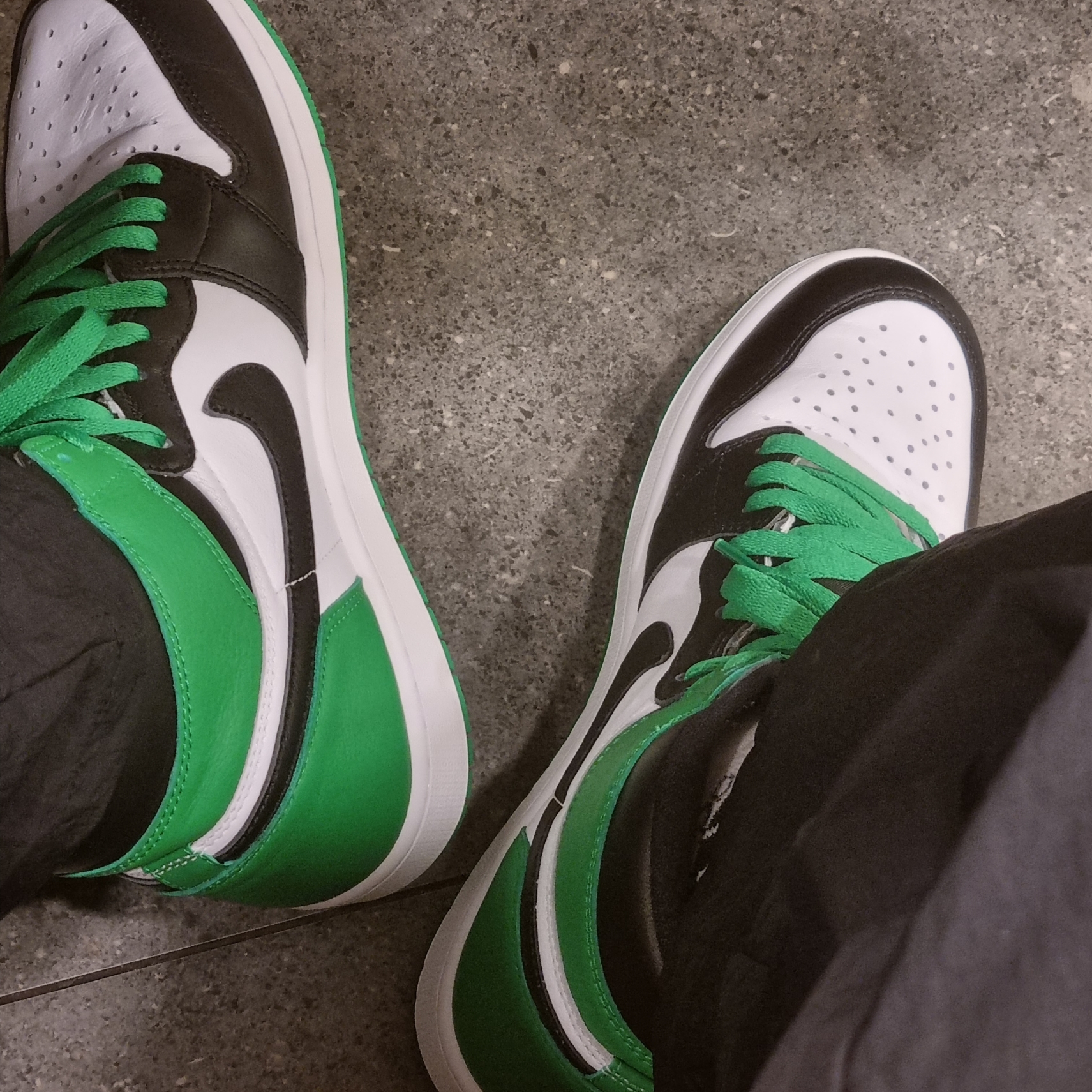 Jordan 1 Retro High OG Black and Lucky Green 착용 스타일