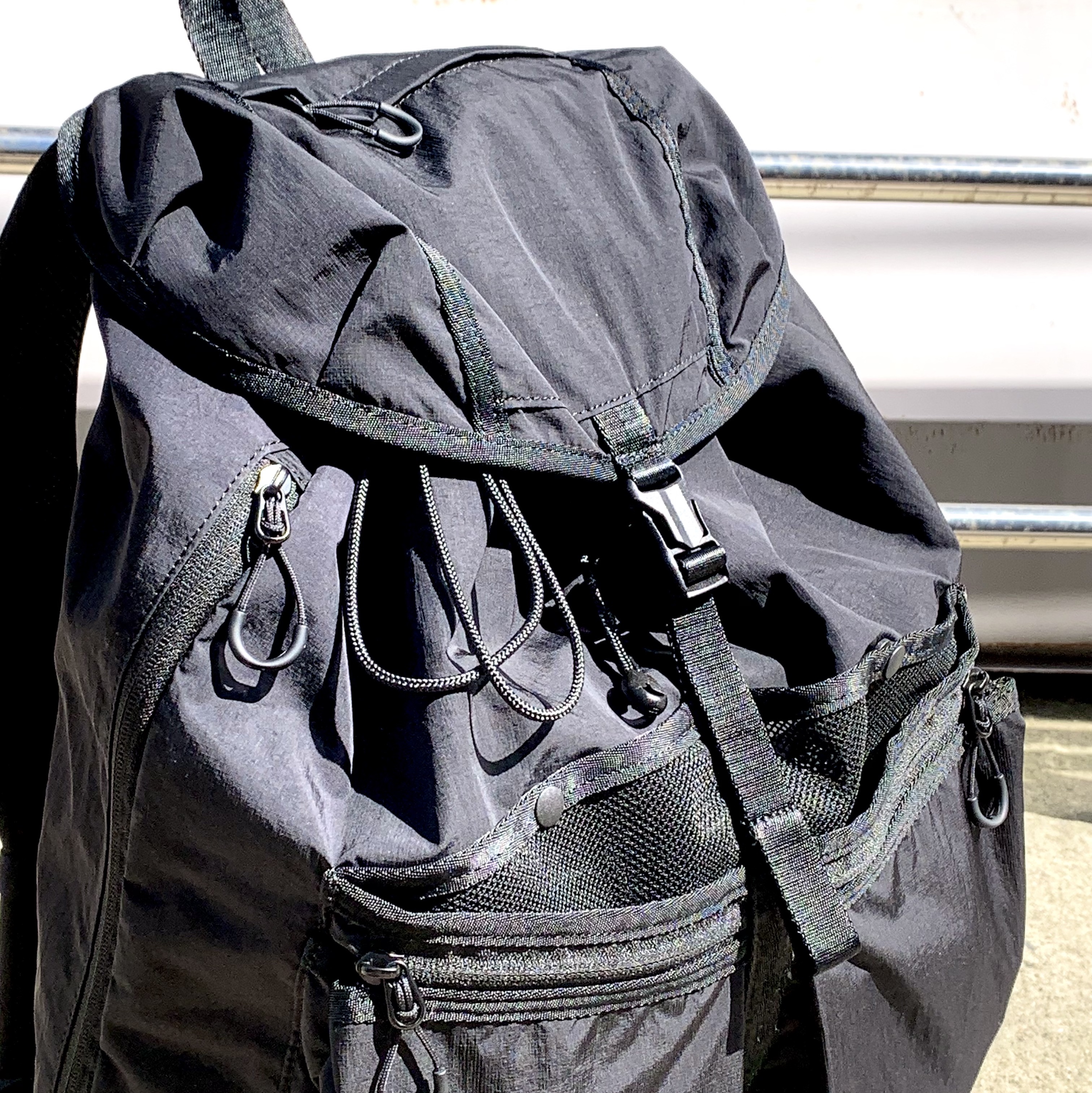 Found Pocket Focus Rucksack Black 착용 스타일