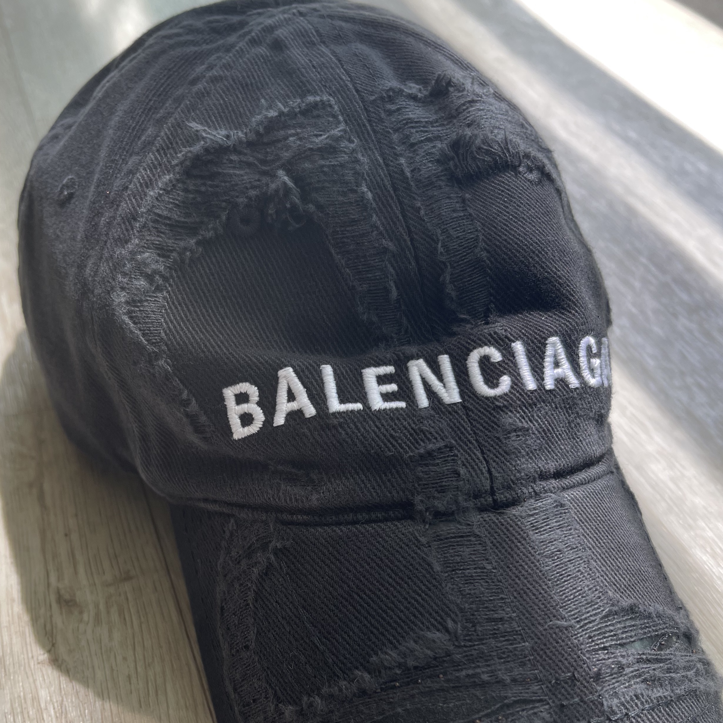 Balenciaga BB Laser Destroyed Cap Black 착용 스타일 - 2