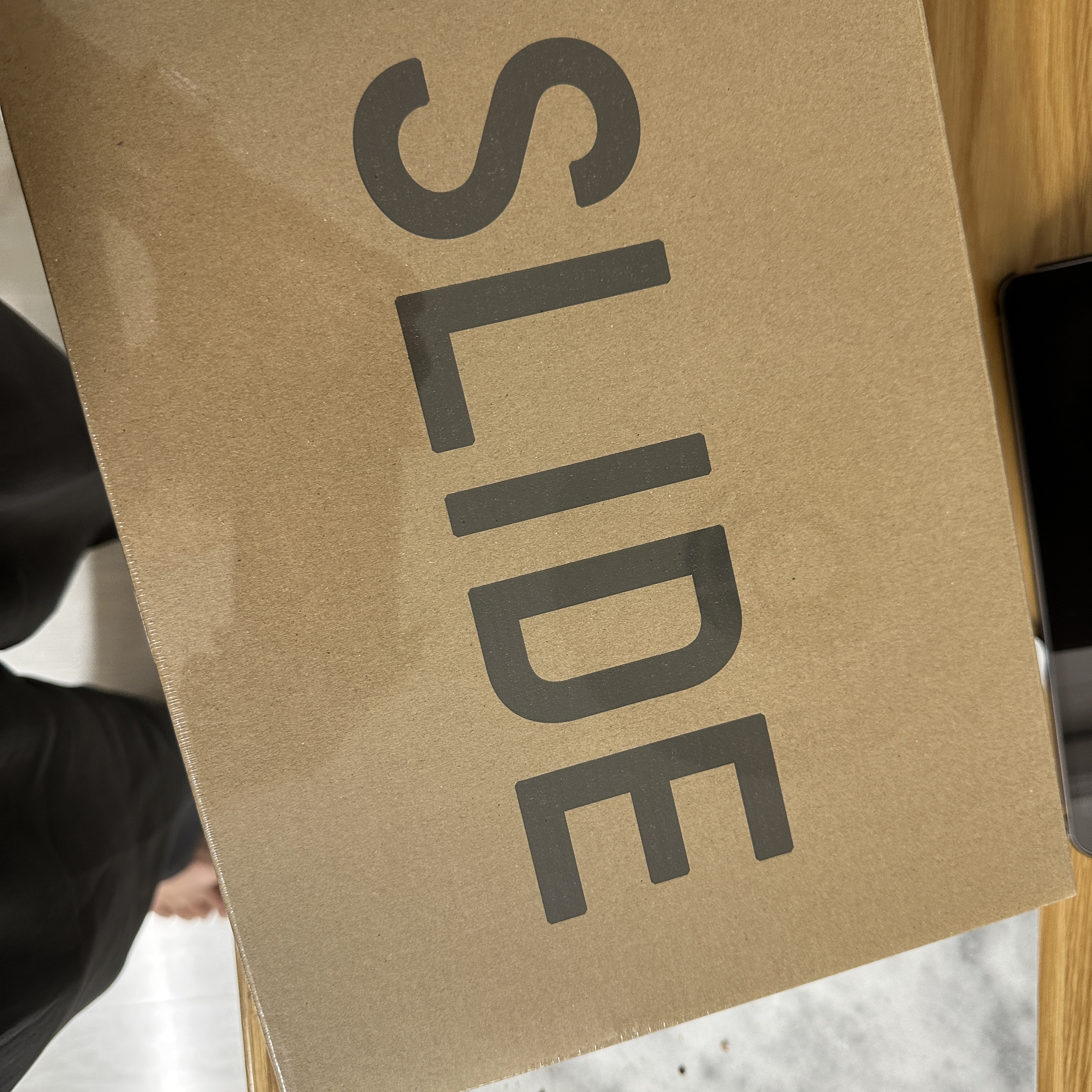 Adidas Yeezy Slide Slate Grey 착용 스타일 - 2