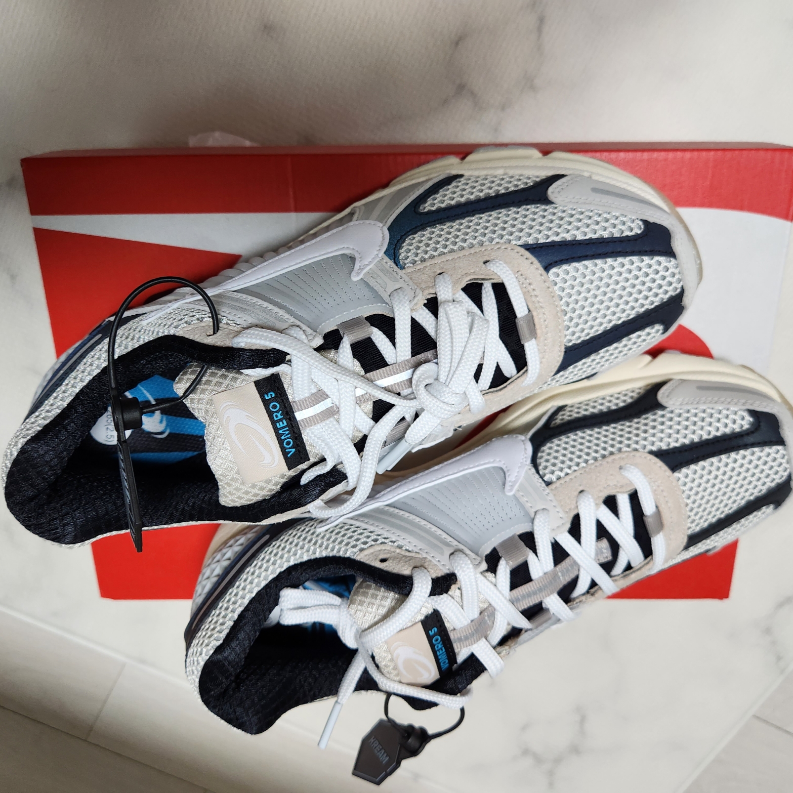 Nike Zoom Vomero 5 Light Bone and Black 착용 스타일