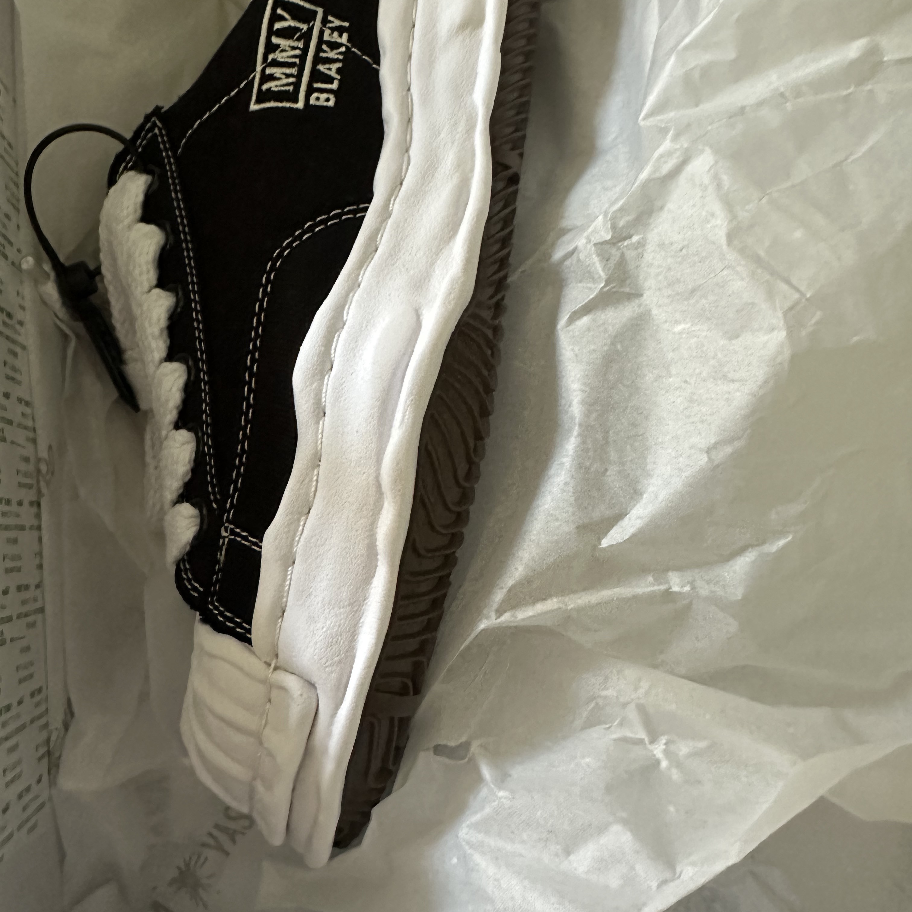 Maison Mihara Yasuhiro Blakey OG Sole Canvas Low-top Sneakers Black White 착용 스타일 - 2