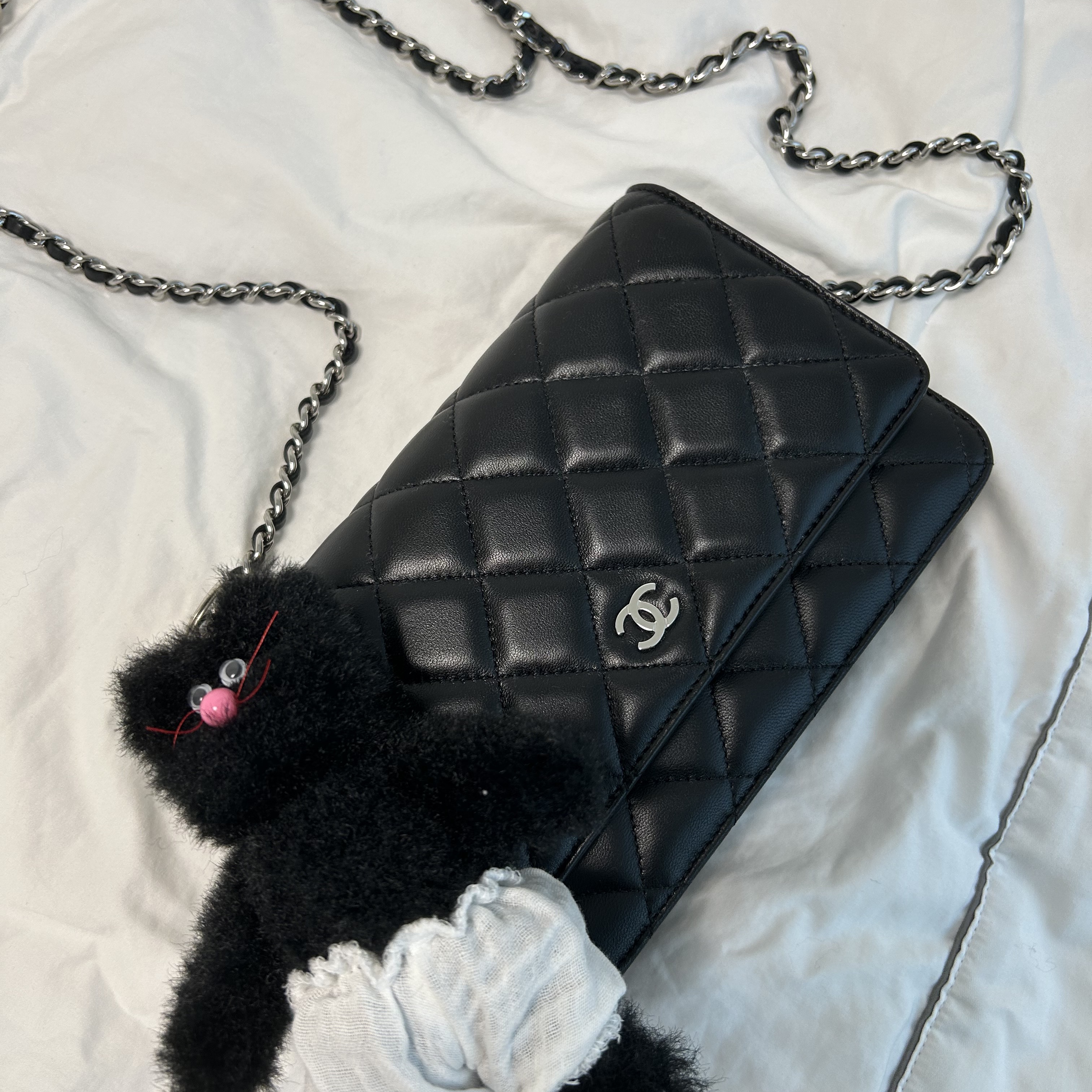 Monamhee Beulpingi Keyring with White Pants Black, Chanel Classic Wallet On Chain Lambskin & Silver Black 착용 스타일