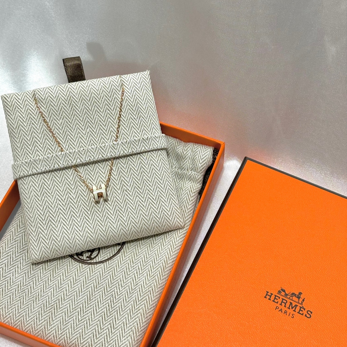 (W) Hermes Mini Pop H Pendant Rose Gold & Blanc 착용 스타일