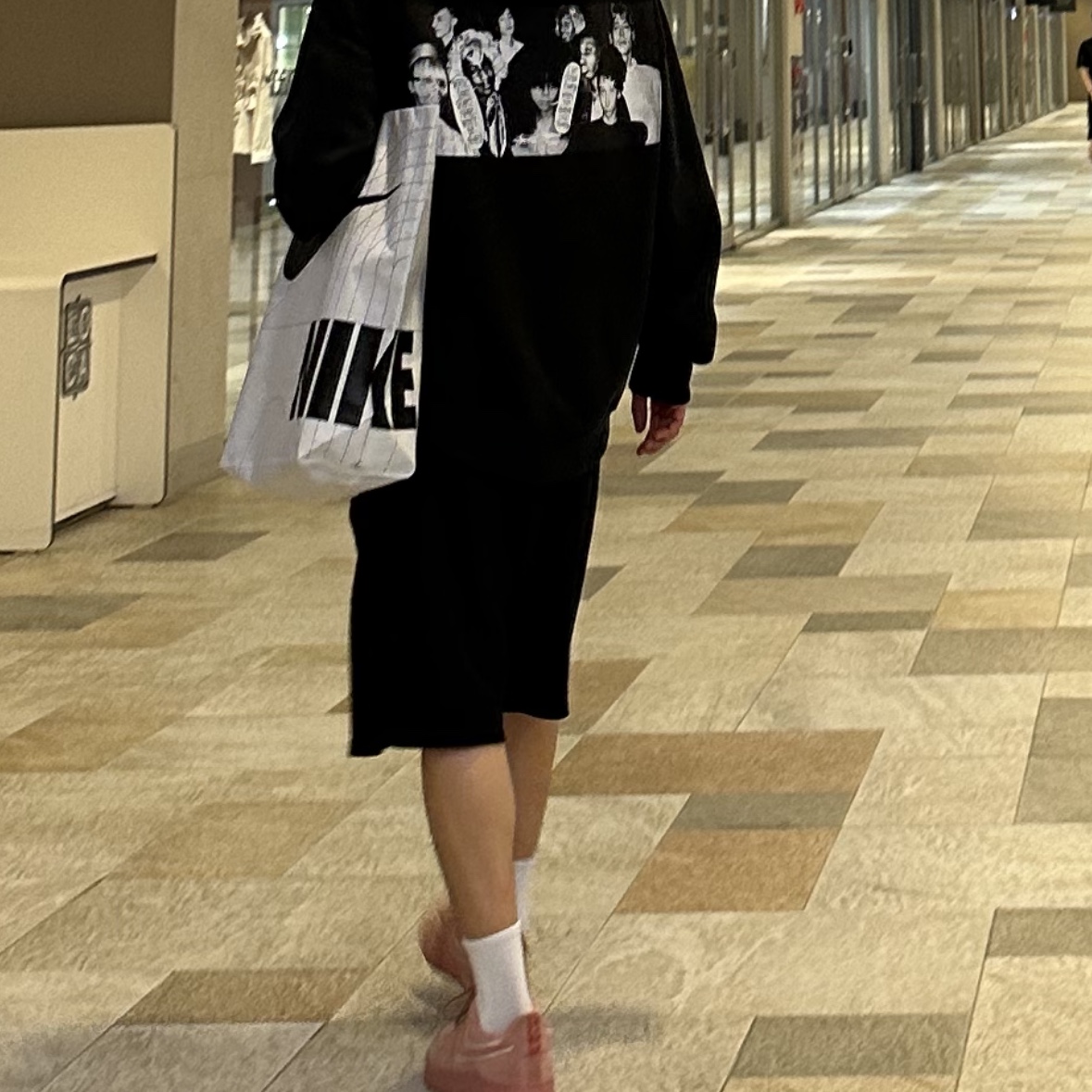 Nike Air Force 1 '07 LV8 Suede Red Stardust, Stussy x Martine Rose Collage Pigment Dyed Hoodie Black 착용 스타일 - 2