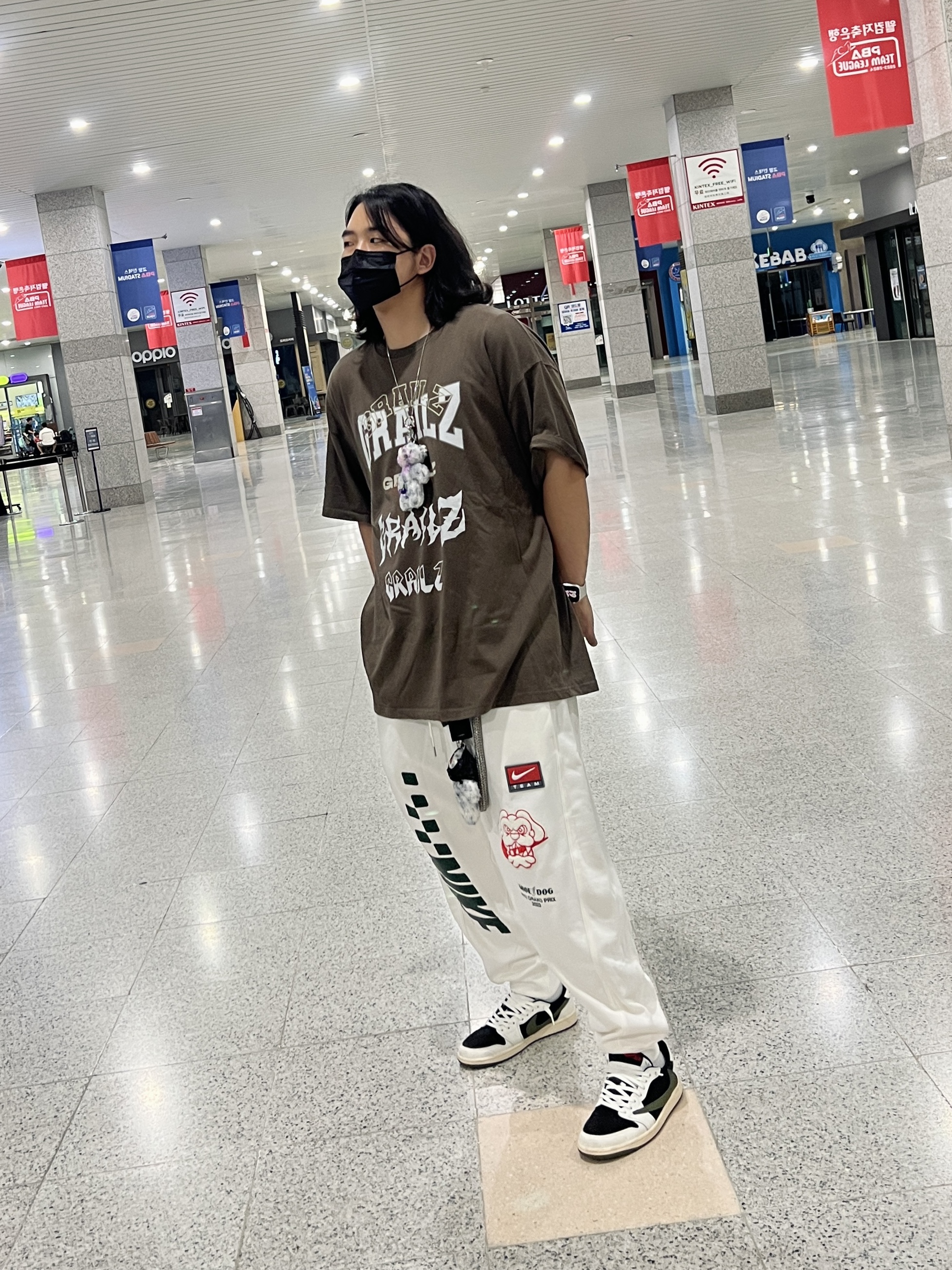(W) Jordan 1 x Travis Scott Retro Low OG SP Medium Olive 착용 스타일 - 1